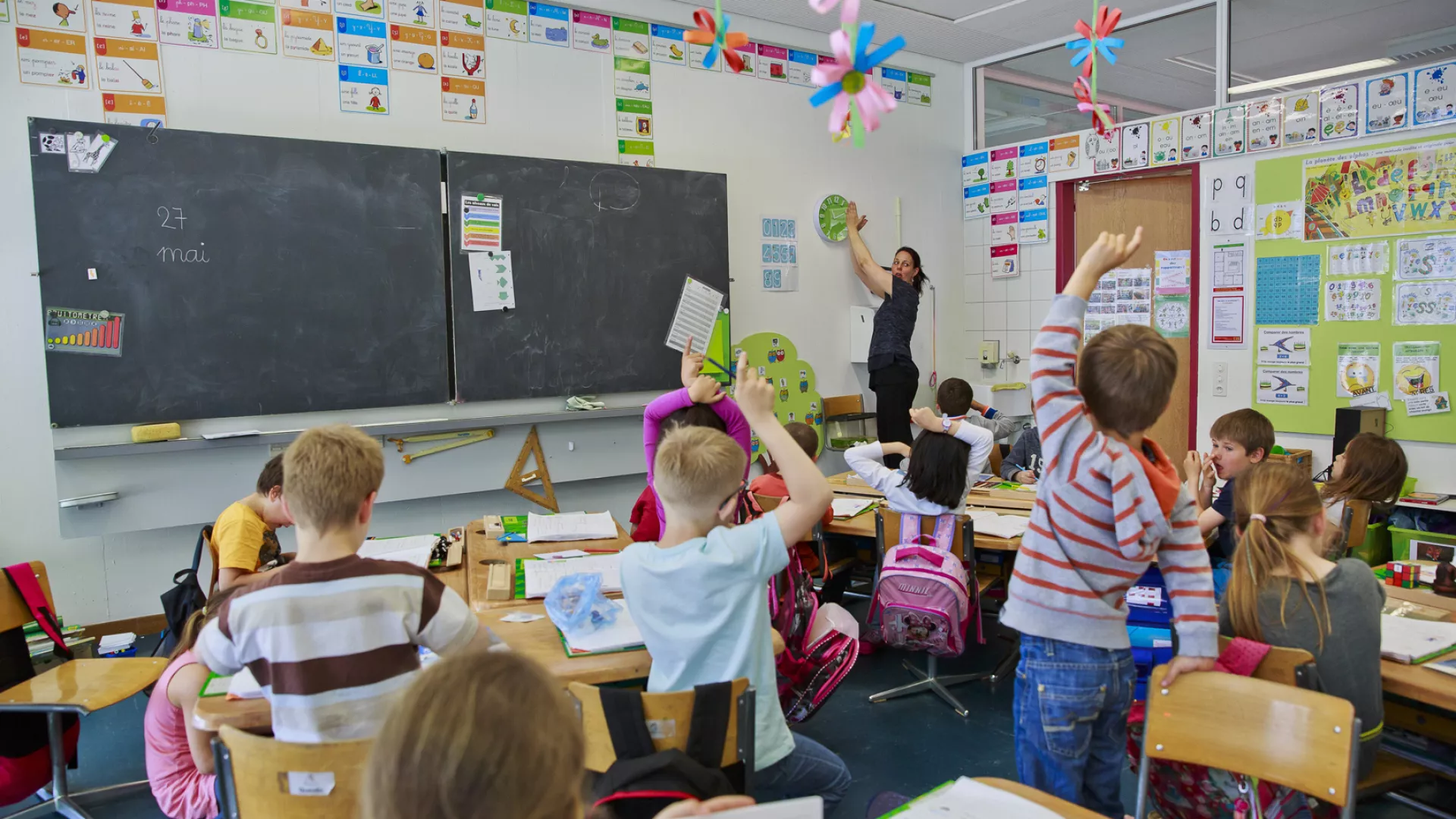 classe_élèves levant la main