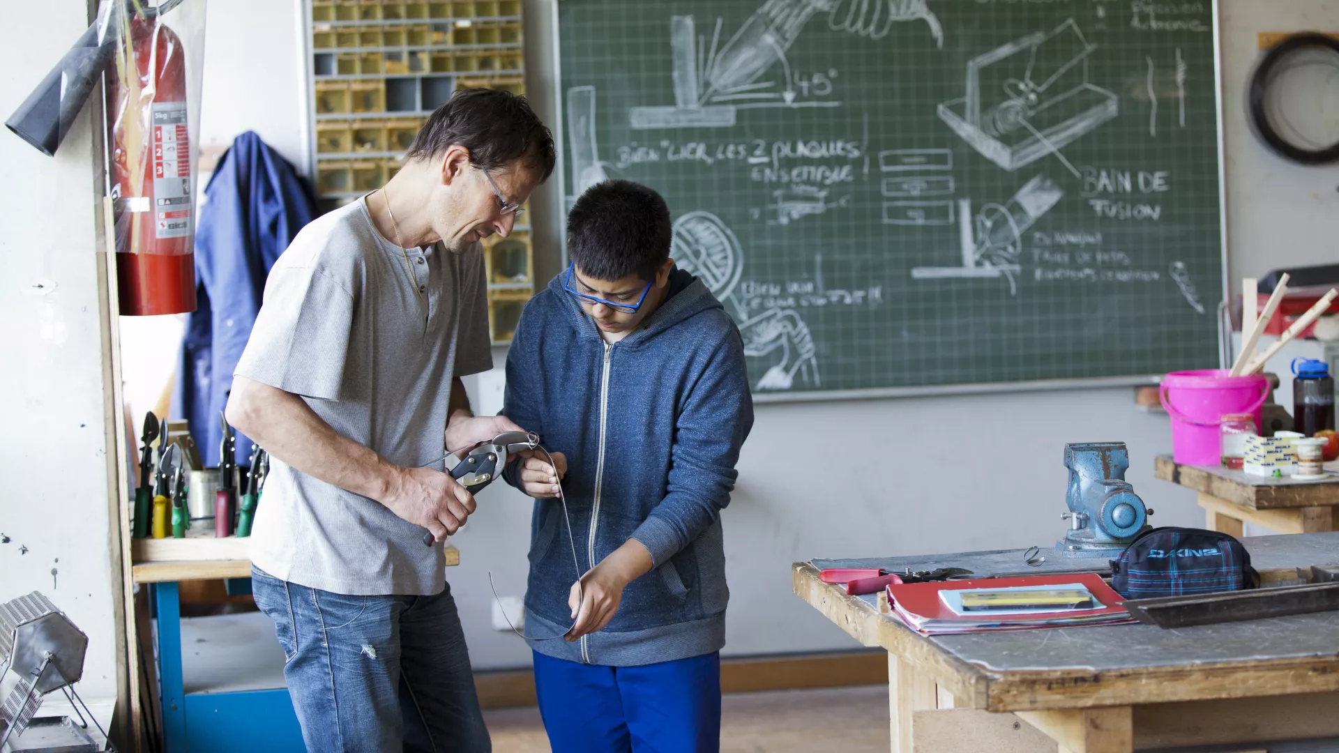 Prof expliquant à élève