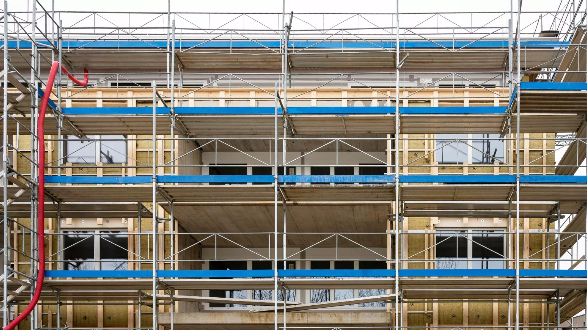 Photographie d'un échafaudage lors de la pose d'une nouvelle isolation thermique