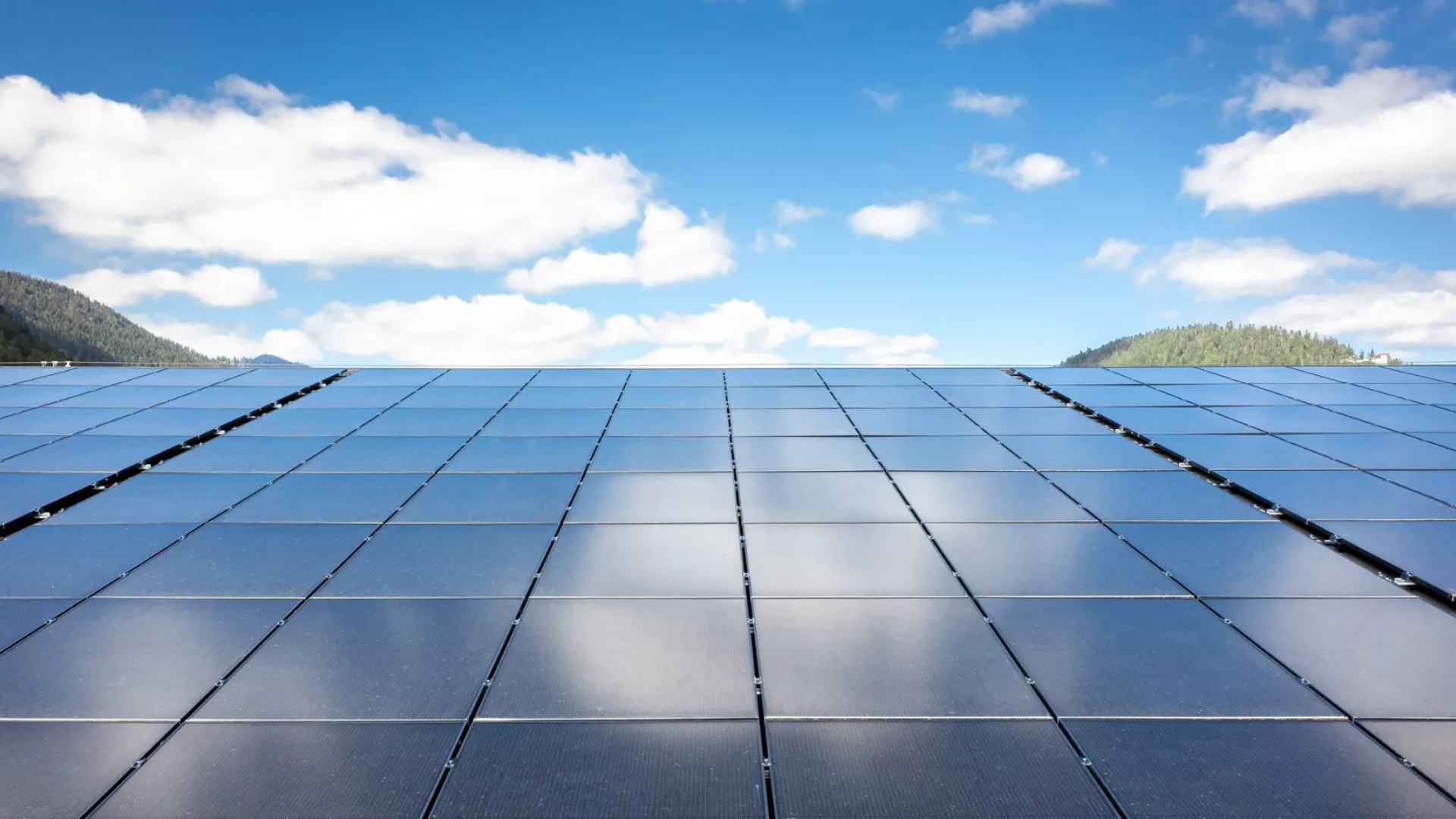 Grande surface de panneaux solaires photovoltaïques sous le ciel bleu du Val-de-Travers