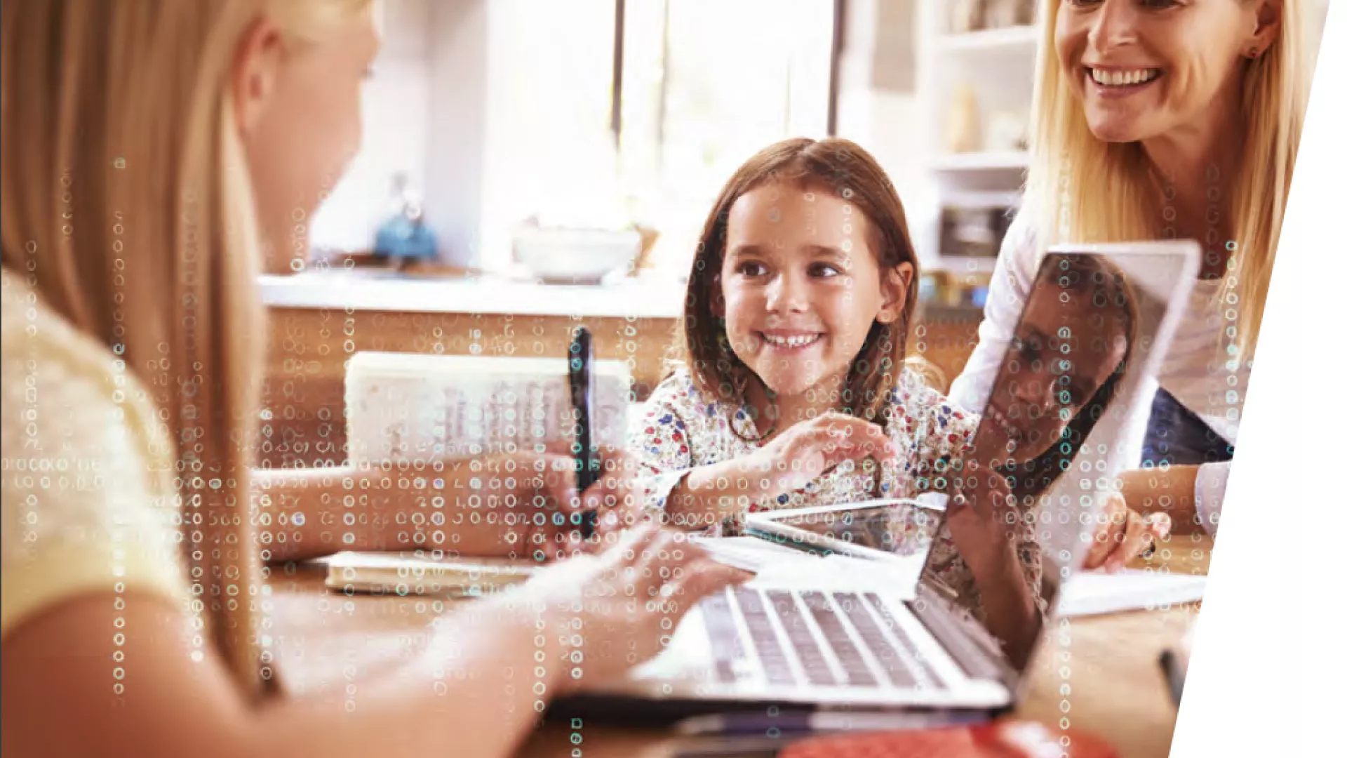 Filles devant un ordinateur