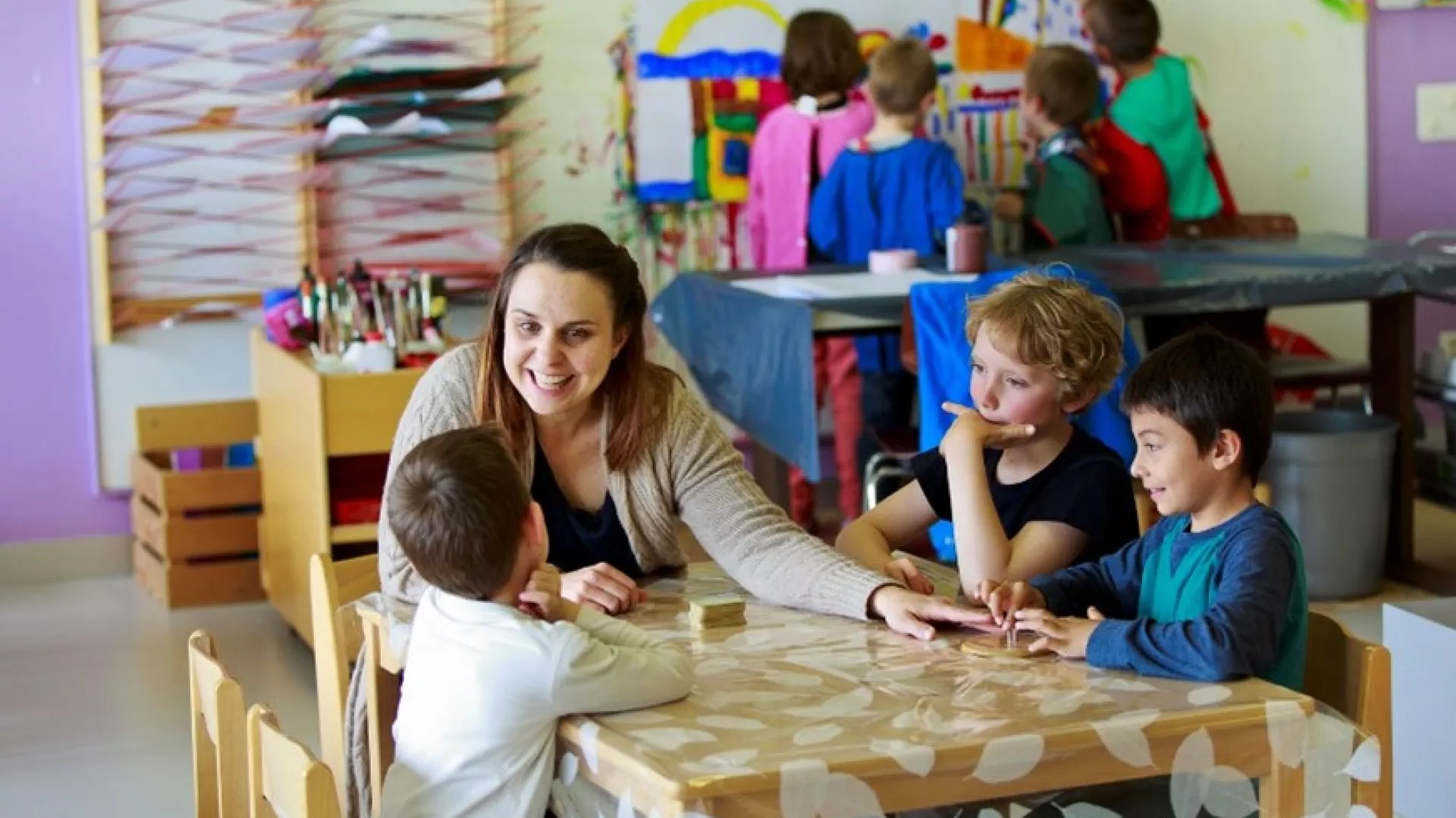 enseignante parlant à ses petits élèves