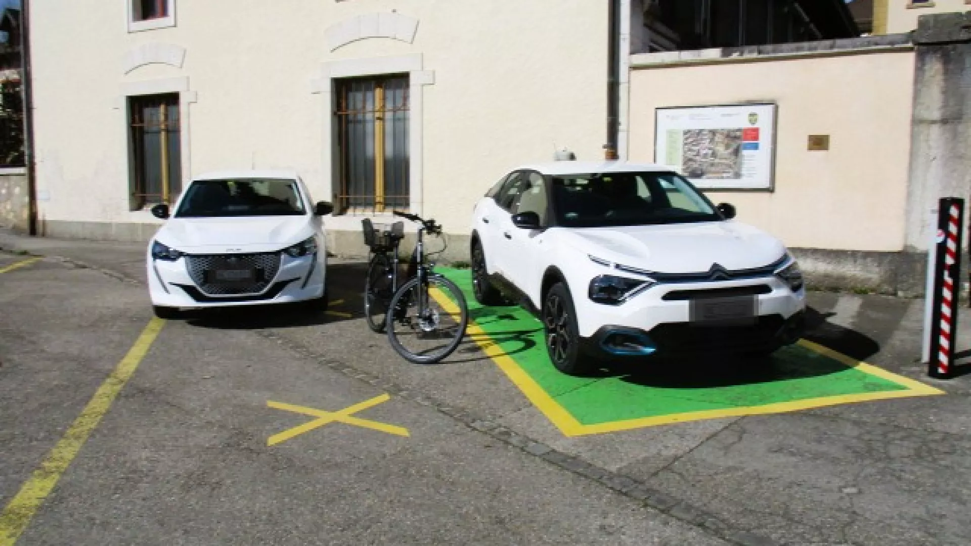 deux voitures électriques blanches