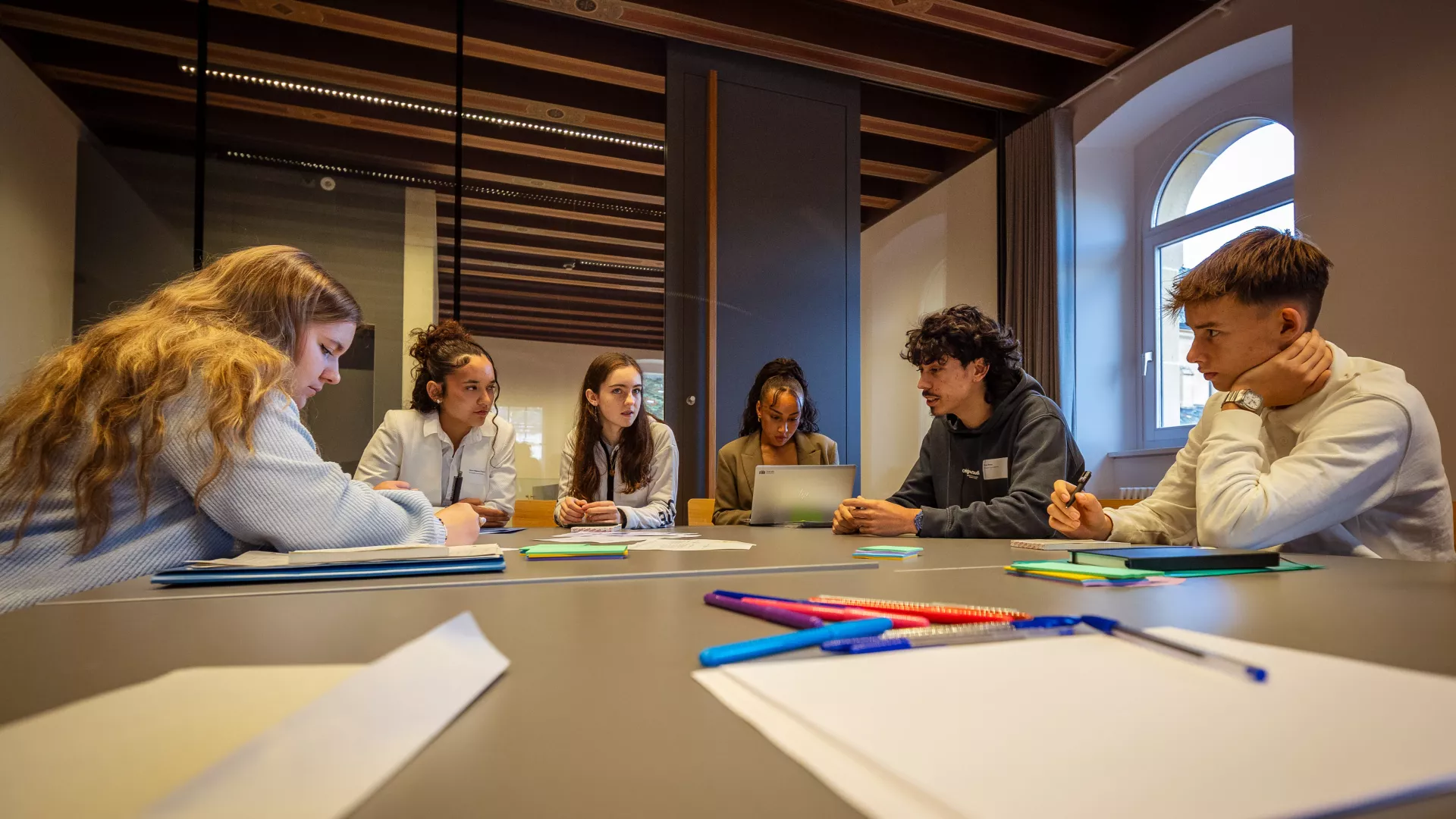 Des jeunes en discussion lors des commissions thématiques