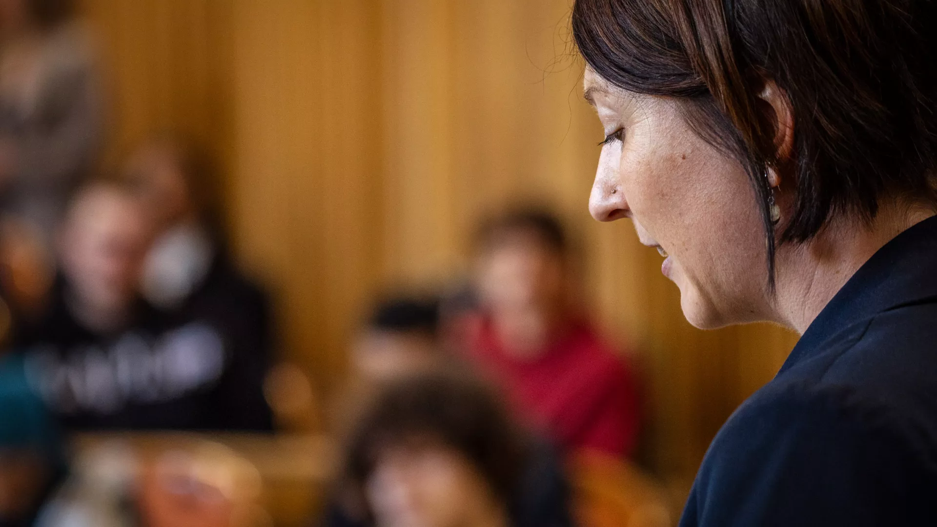 Crystel Graf, présidente du Conseil d'État lors de son discours à 100 voix