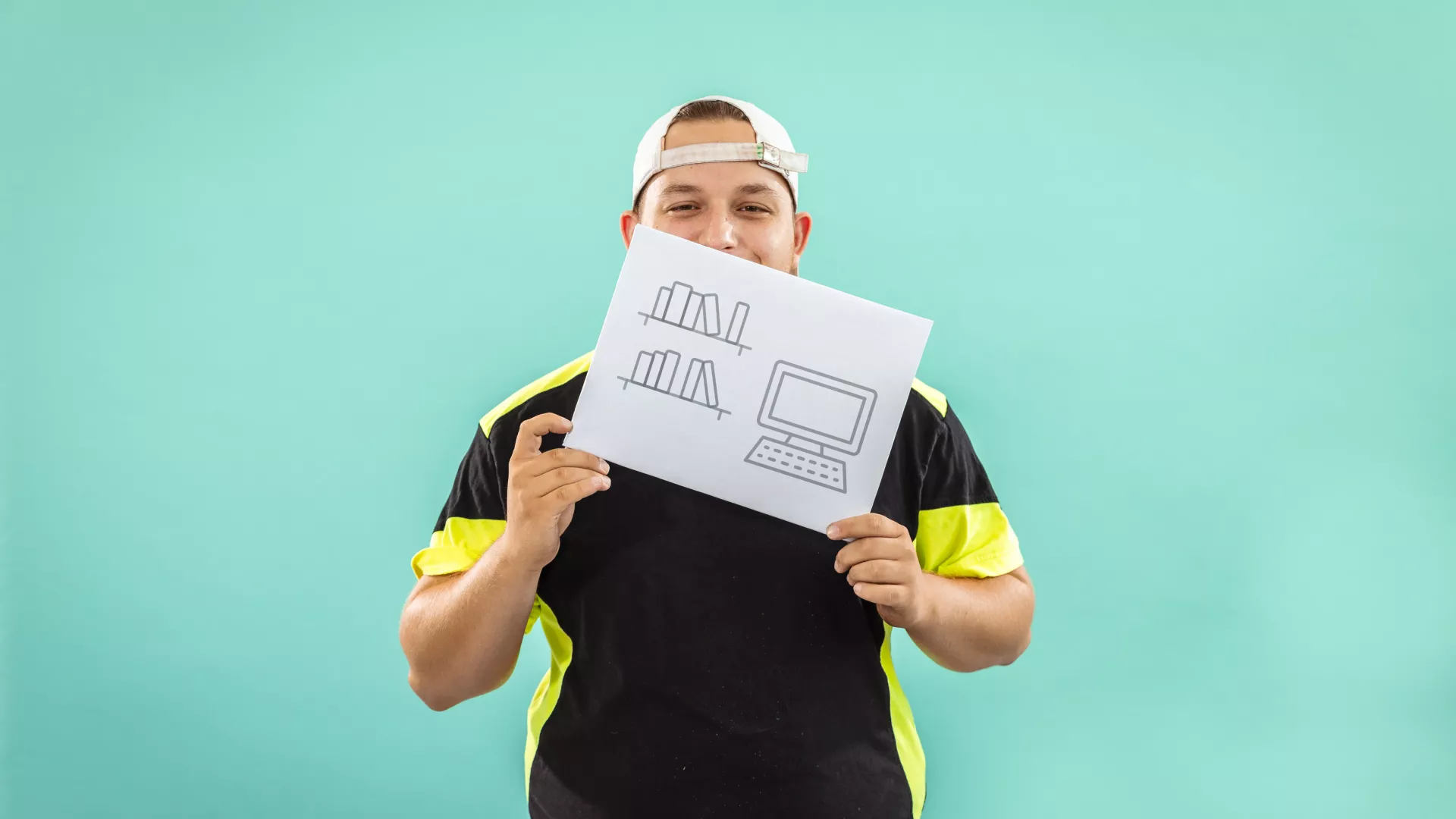 Personne qui tient une pancarte qui comporte des pictogrammes d'agent·e en information documentaire