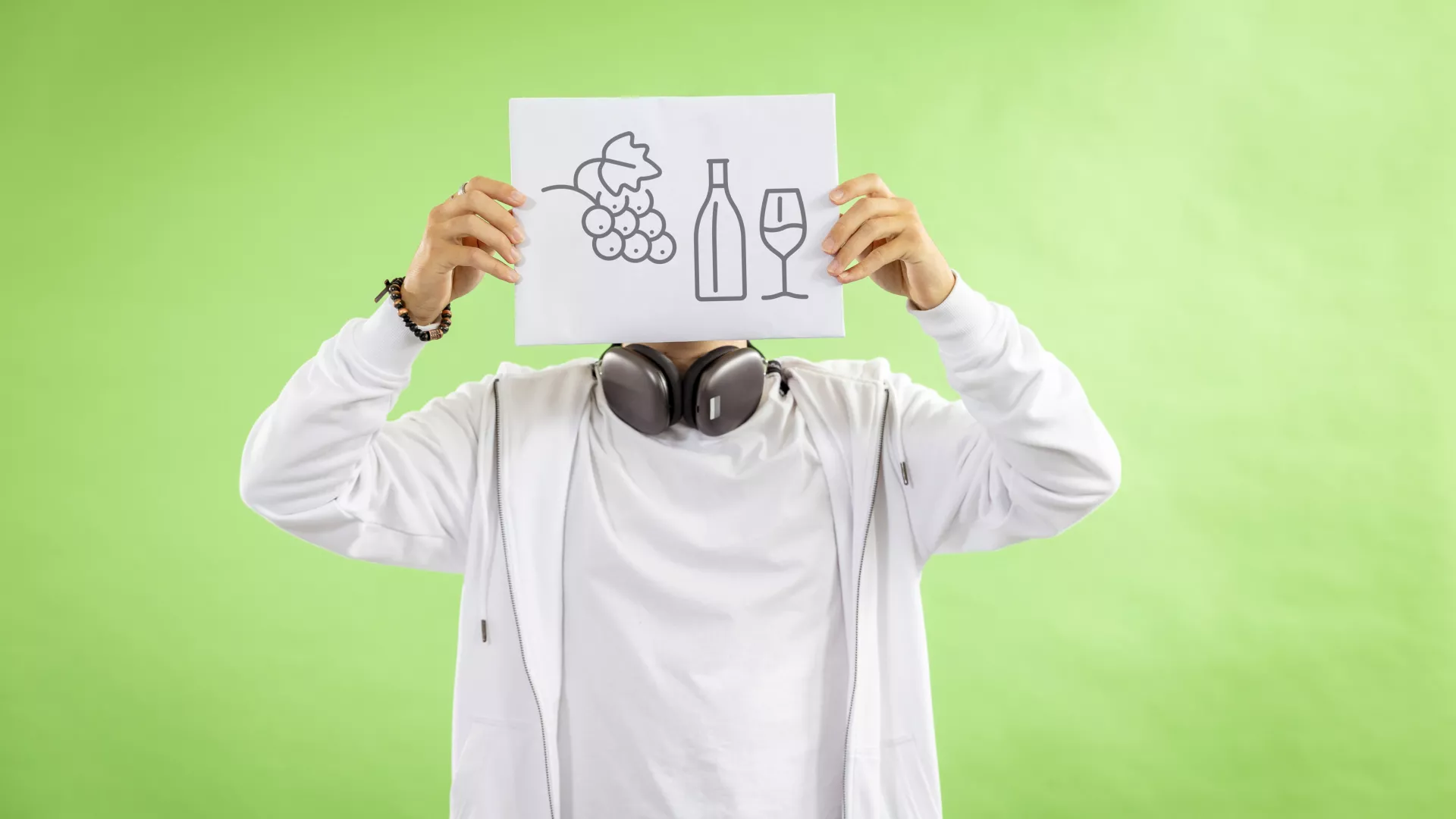 Personne qui tient une pancarte qui comporte des pictogrammes de caviste