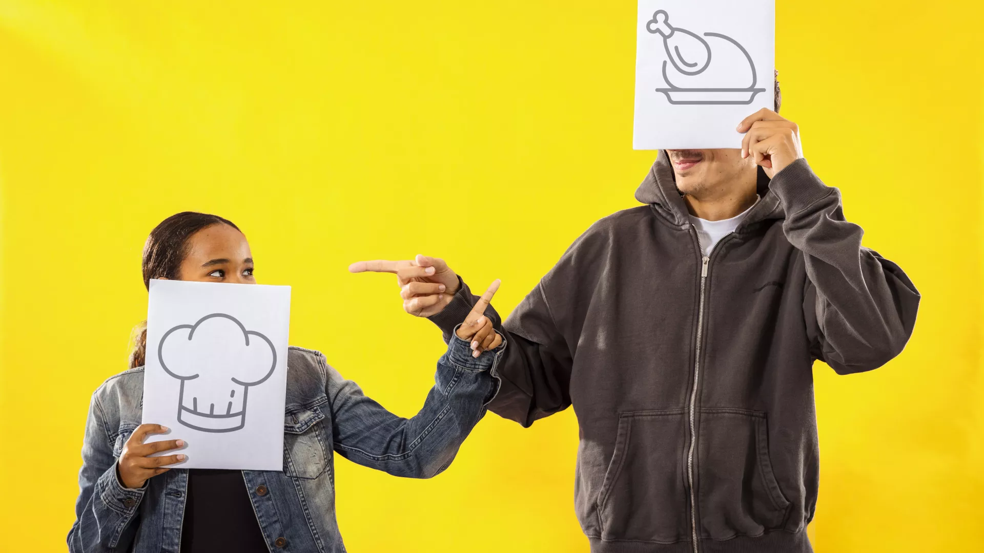 Personnes qui tiennent des pancartes qui comportent des pictogrammes de cuisiniers·ères