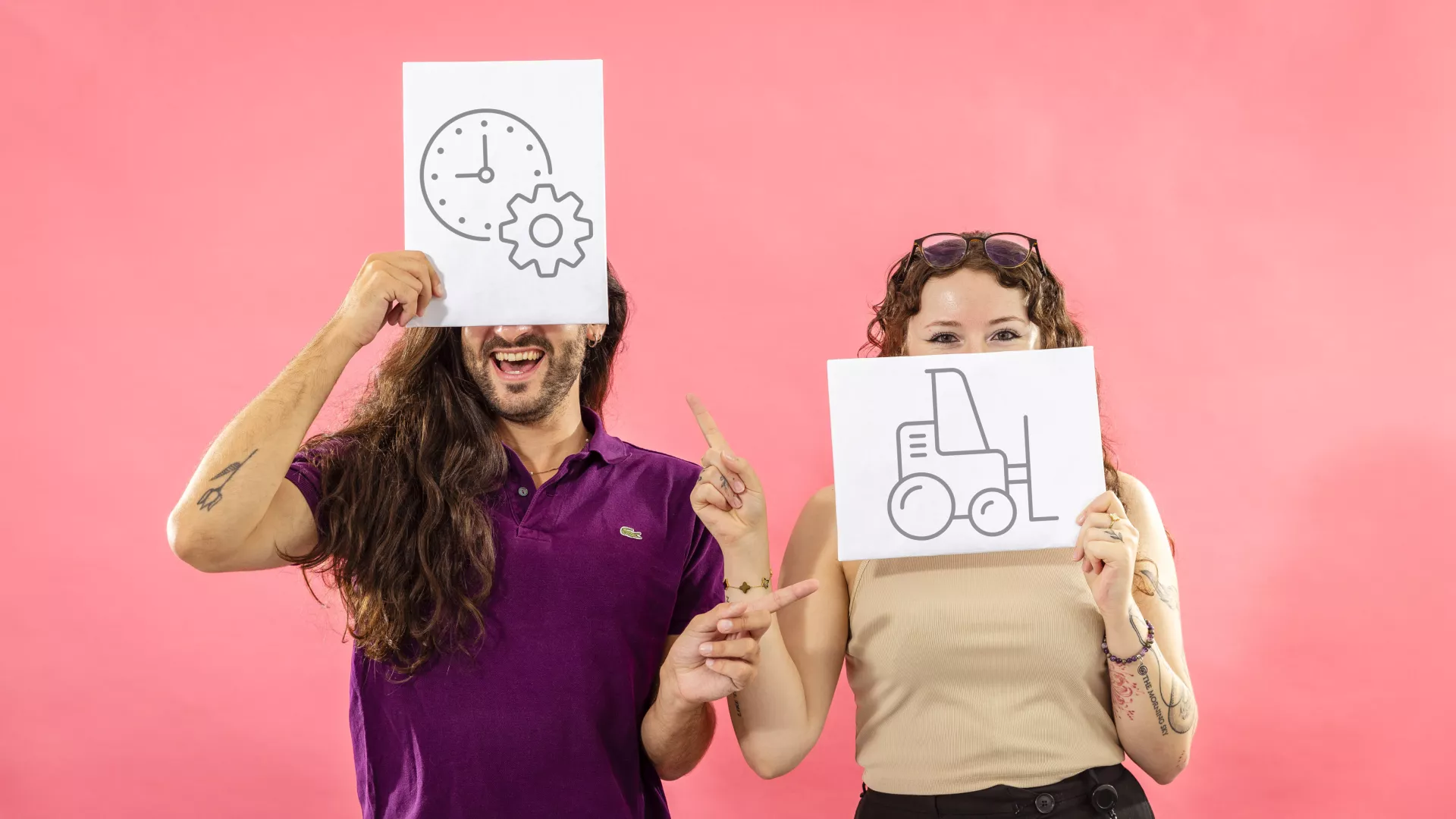 Personnes qui tiennent des pancartes avec des pictogrammes de logisticien·ne