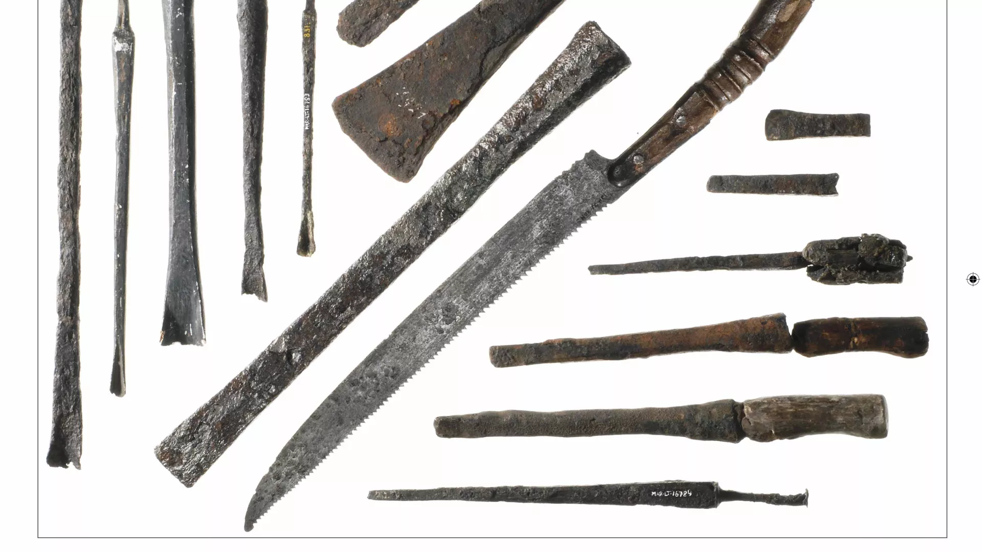 Page de couverture du volume 56 de la série « Archéologie neuchâteloise », consacrée aux outils en fer à vocation artisanale du site de la Tène