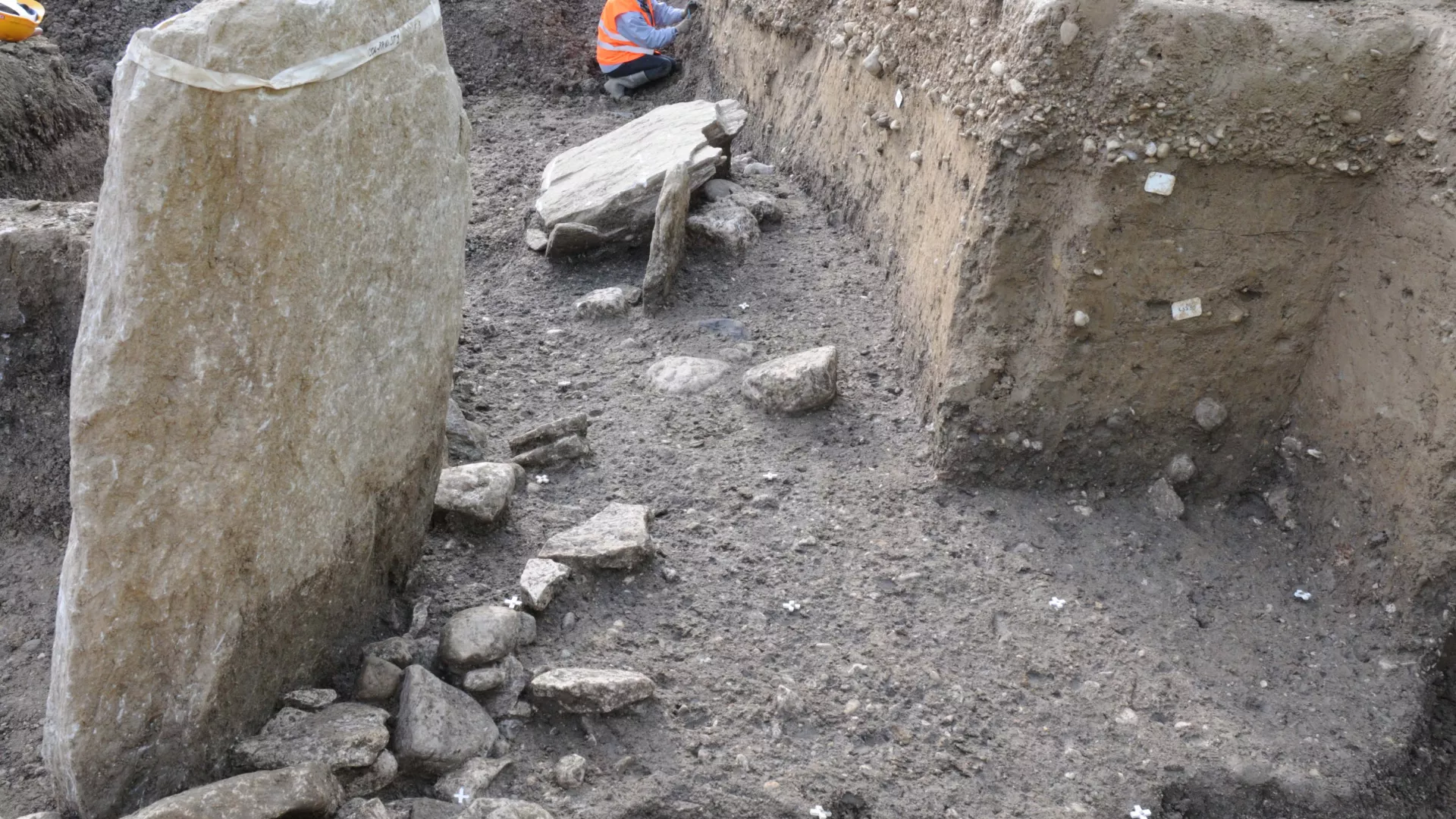 La spécialiste des sciences de la terre documente les sols et les sédiments du tumulus de Colombier/Plantées de Rive
