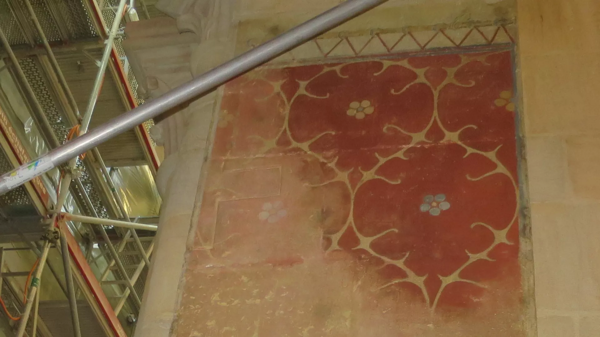 Fragment de peinture murale trouvé à la Collégiale en 2019