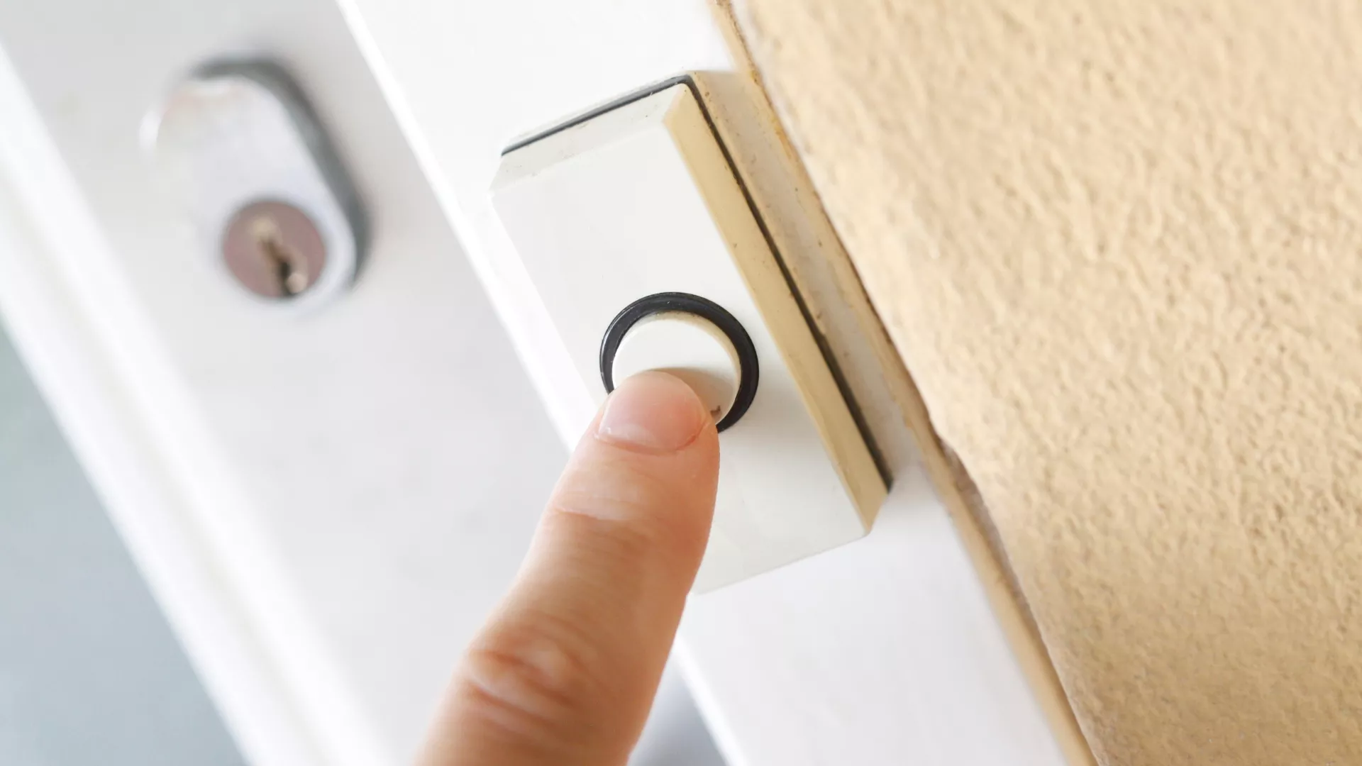 Doigt appuyant sur une sonnette