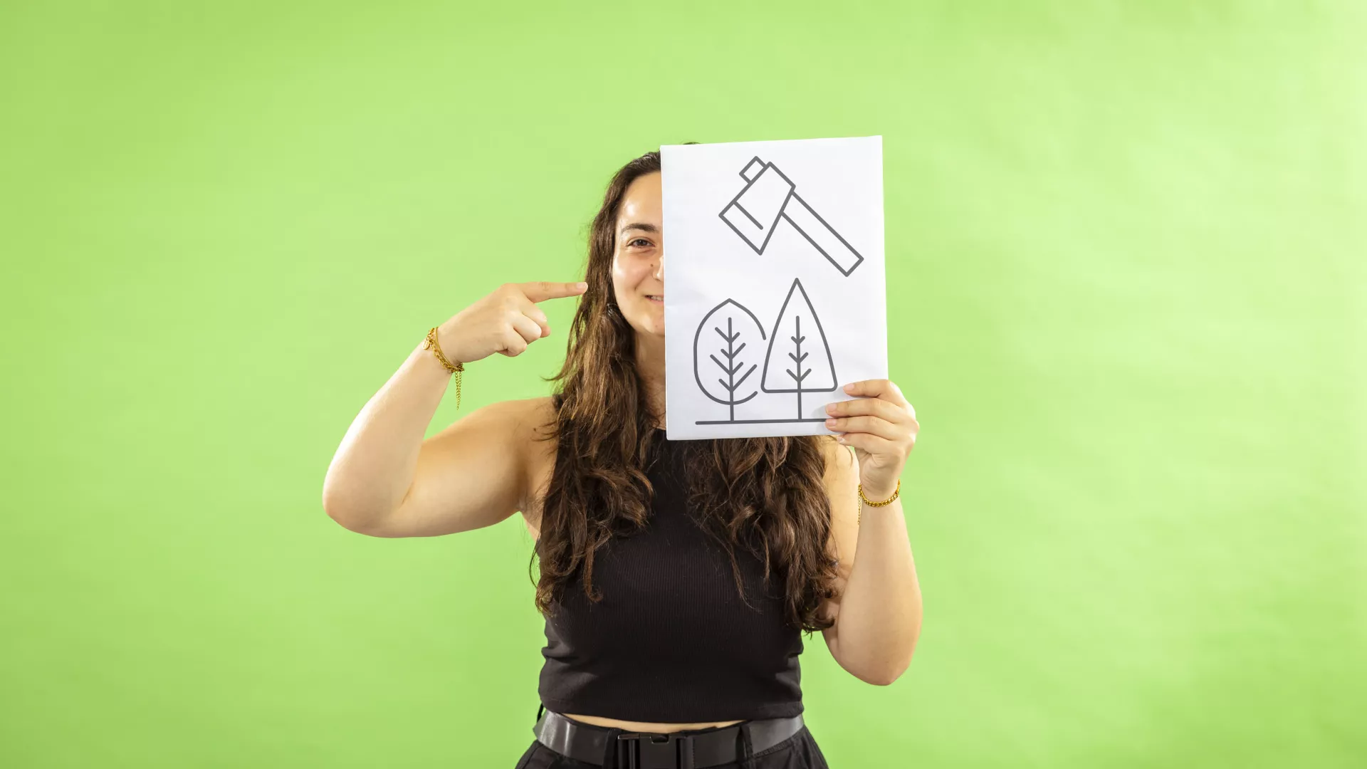 Personne qui tient une pancarte avec des pictogrammes de forestier·ère -bûcheron·ne