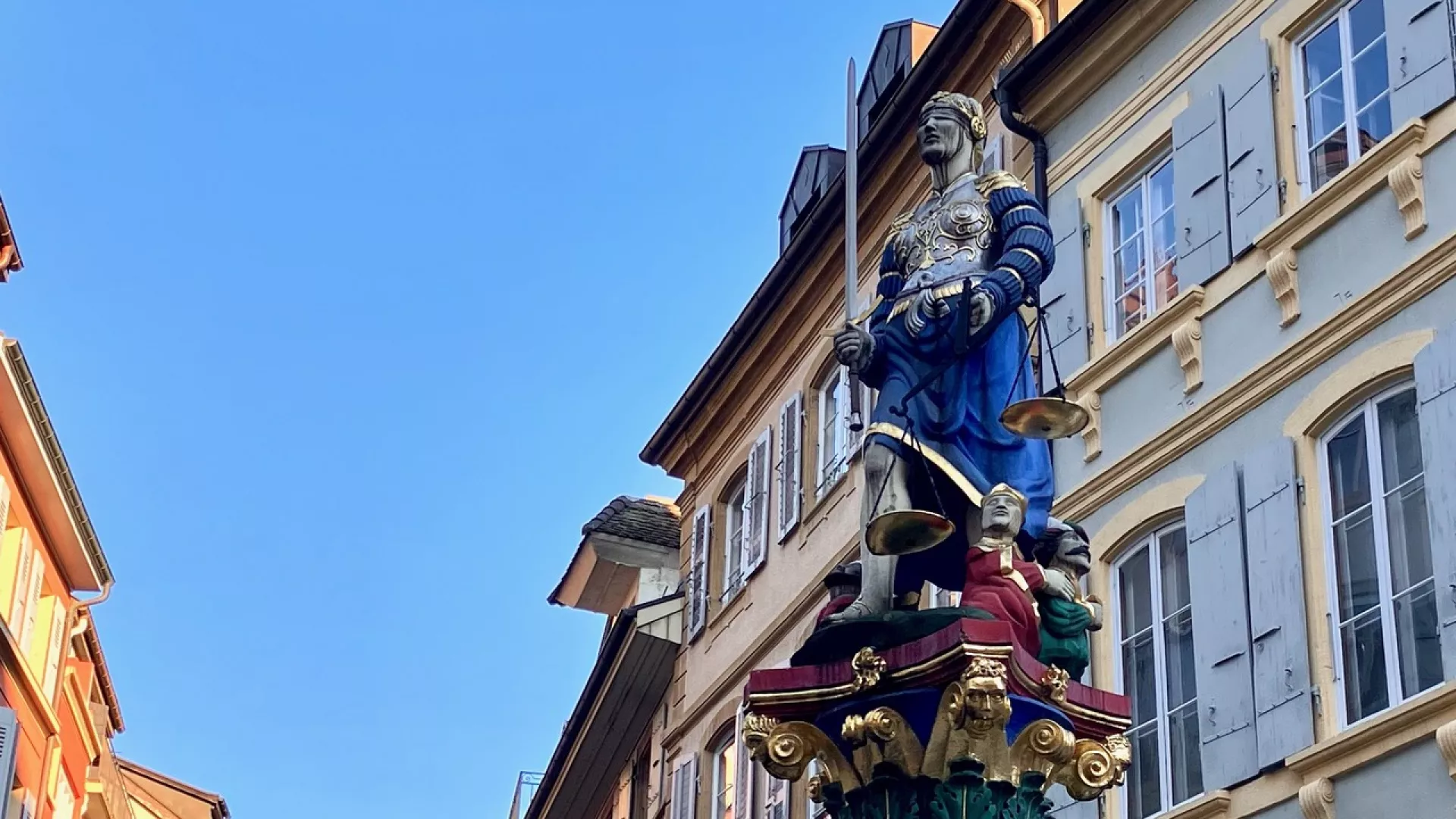 Illustration des autorités judiciaires: fontaine de la justice de Neuchâtel