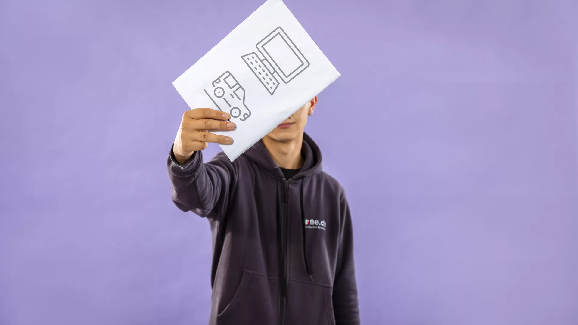 Personne qui tient une pancarte avec des pictogrammes de mécatronicien