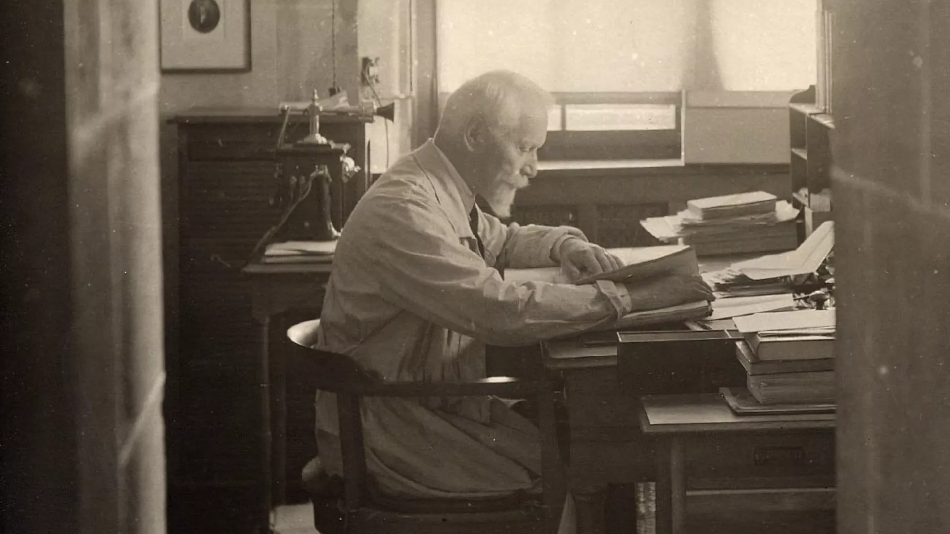 Arthur Piaget à sa table de travail