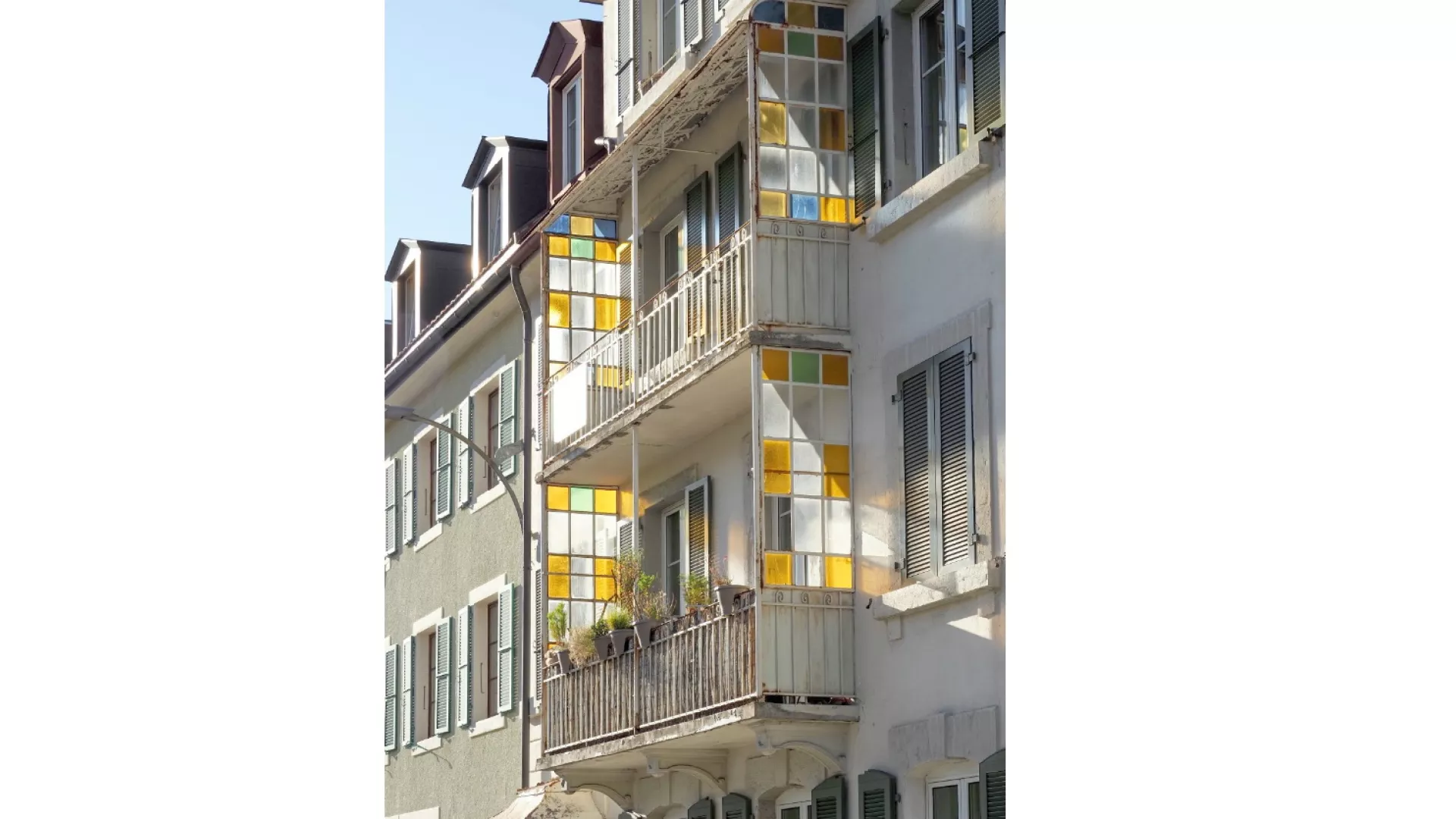 Vue de balcons avec vitraux à La Chaux-de-Fonds