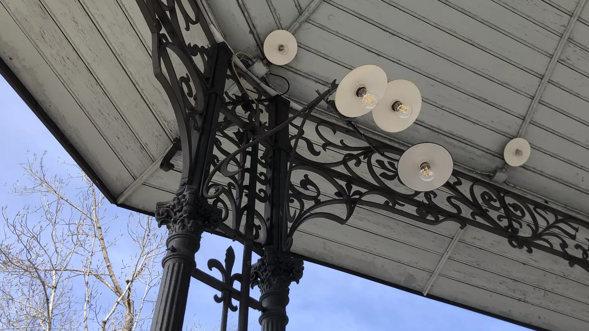 Détail des structures en fonte et des anciennes lampes du pavillon du parc des Crêtets à La Chaux-de-Fonds