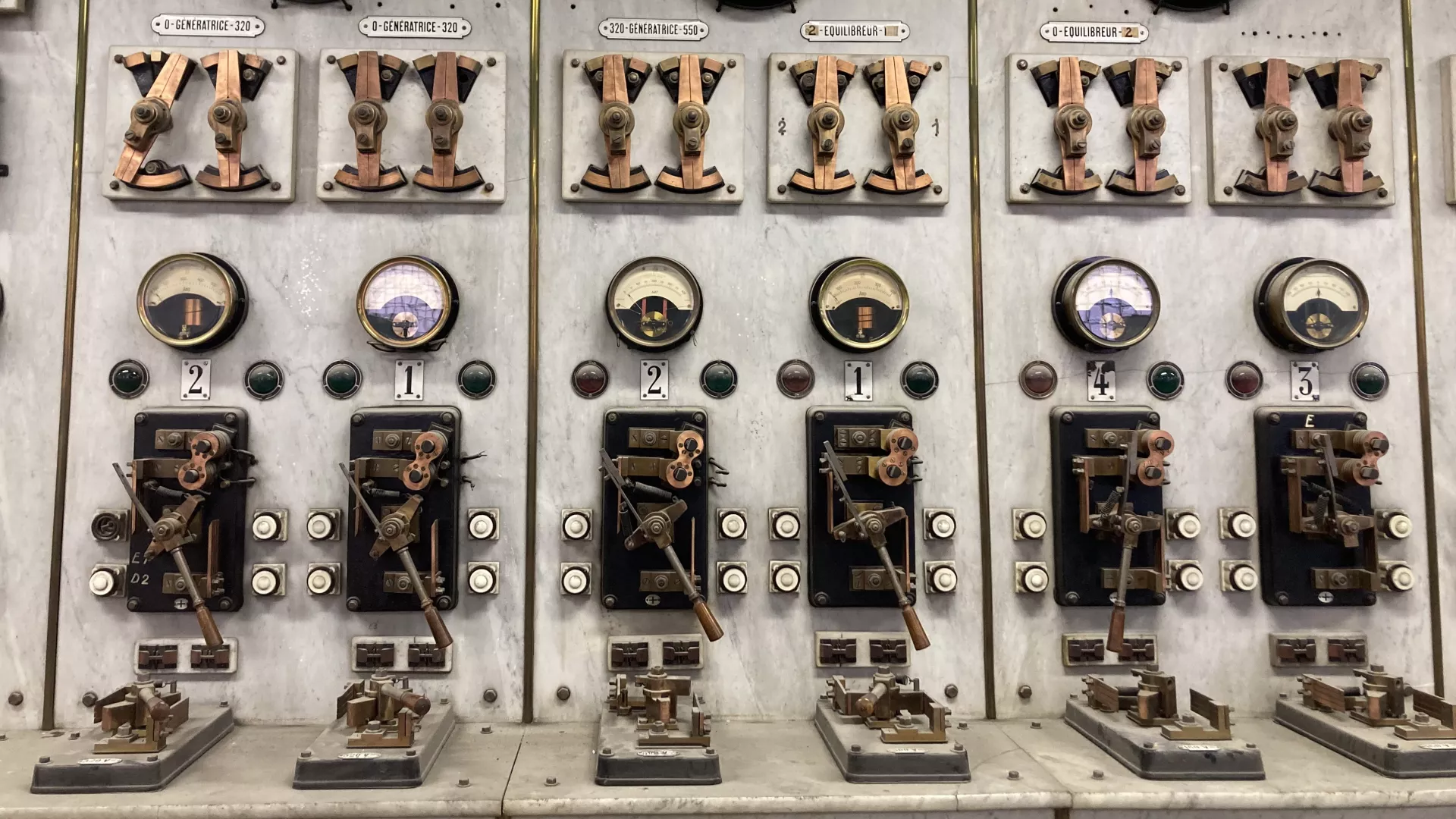 Détail d'un tableau électrique datant de 1897 retrouvé à La Chaux-de-Fonds à la rue Numa-Droz 44