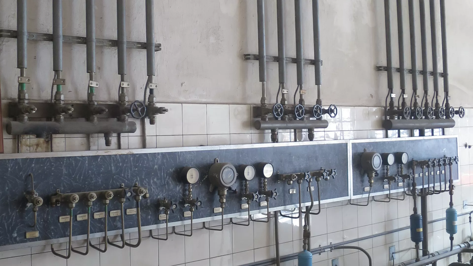 Manettes et tuyauterie aux abattoirs de La Chaux-de-Fonds
