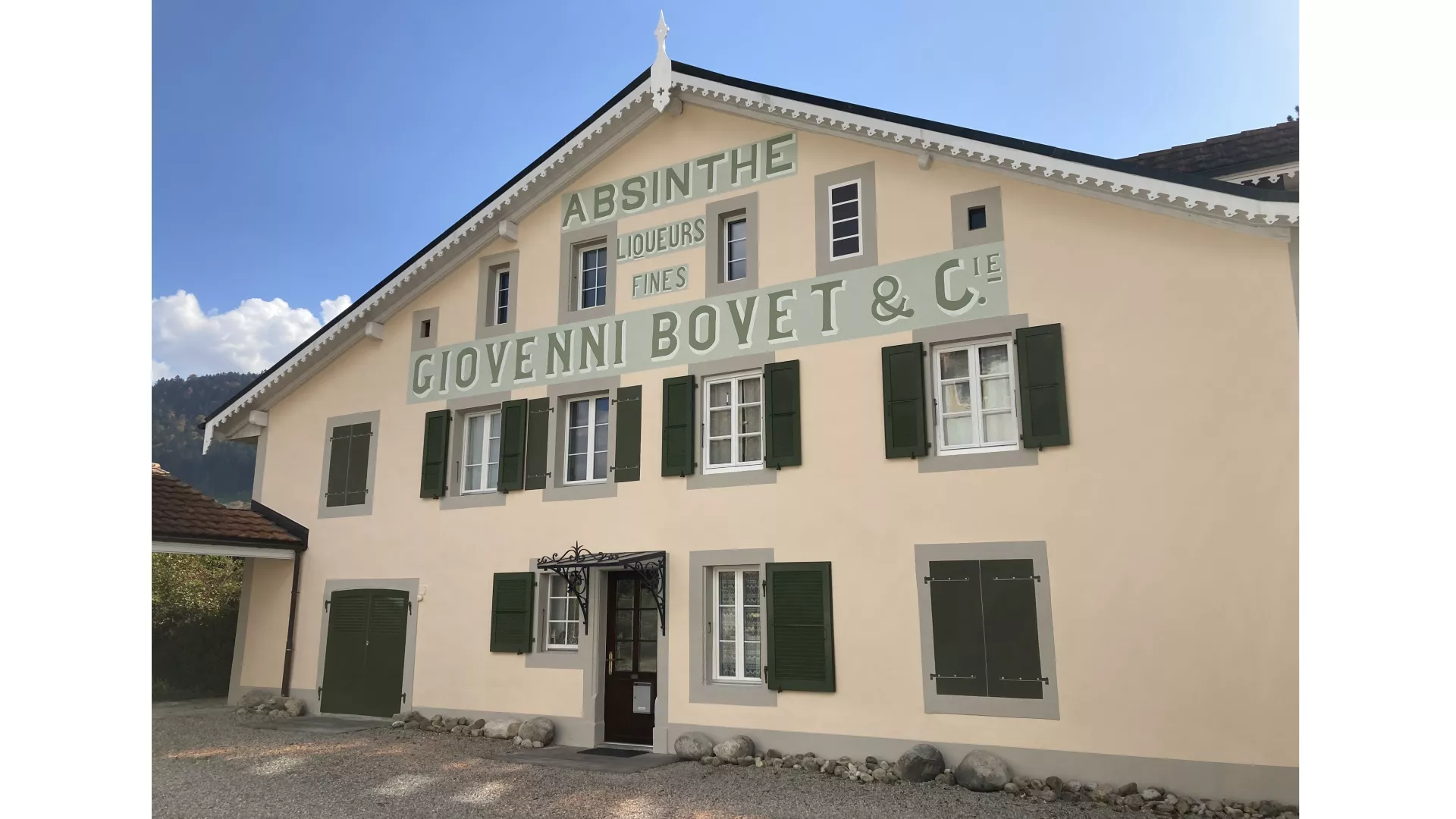 Enseigne d'une distillerie d'absinthe restaurée à Môtiers à la rue de la Bergerie 8