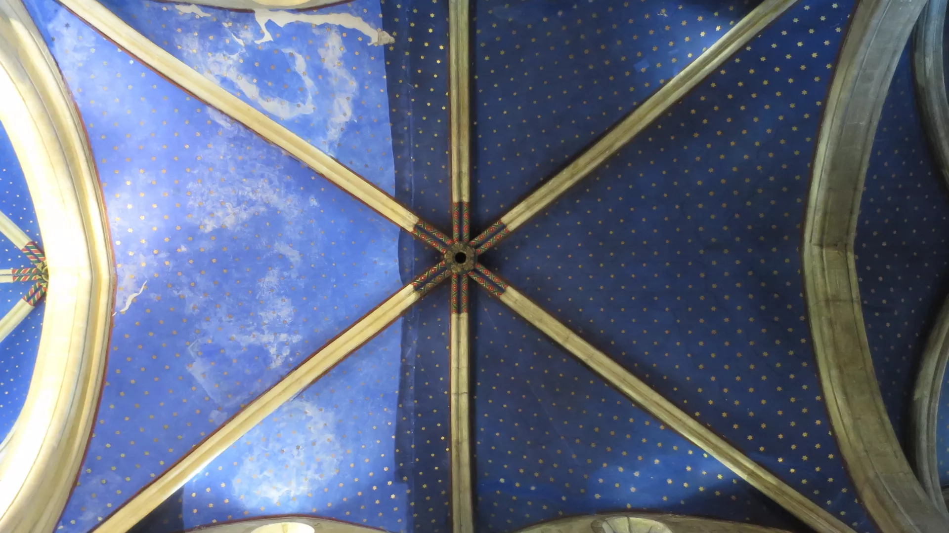 Vue des voûtes de la Collégiale avec une partie restaurée et l'autre non