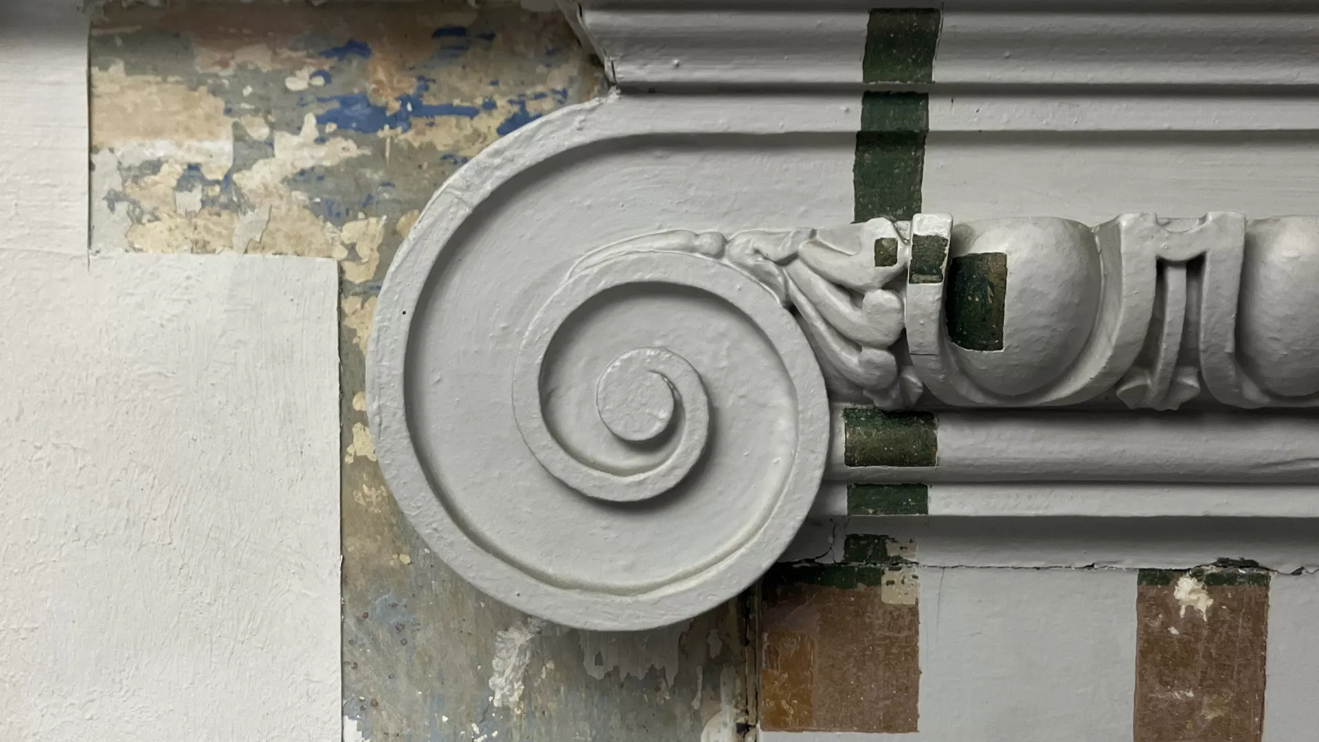 Sondages montrant la succession de décors peints au collège latin