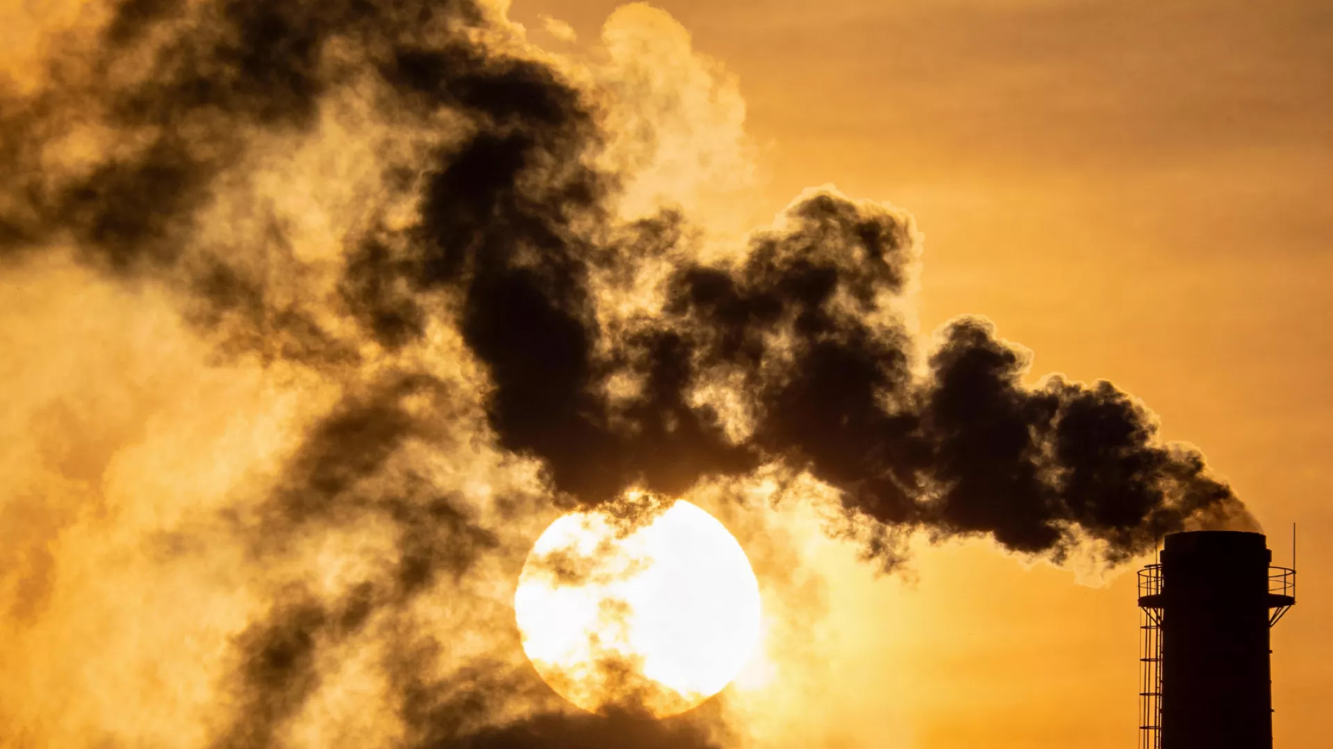 Cheminée d'usine qui fume.