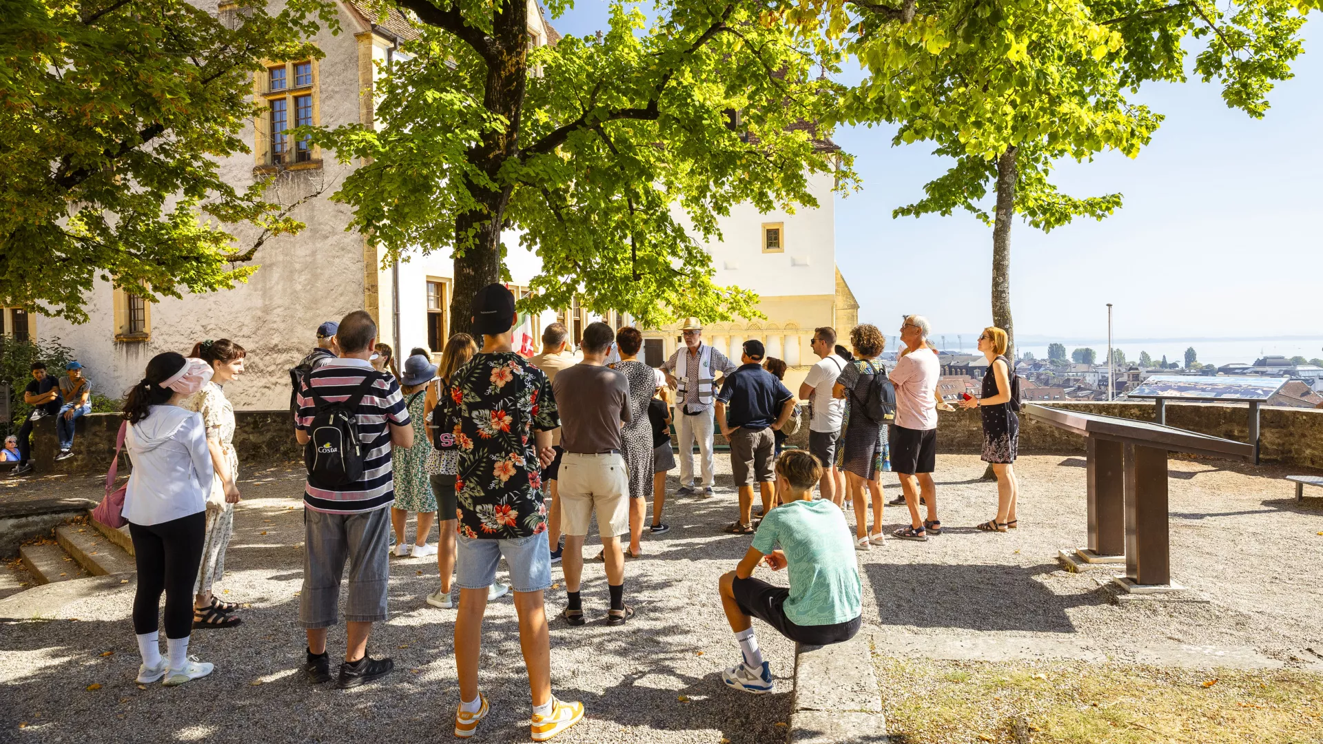 groupe de personnes visitent le château de Neuchâtel