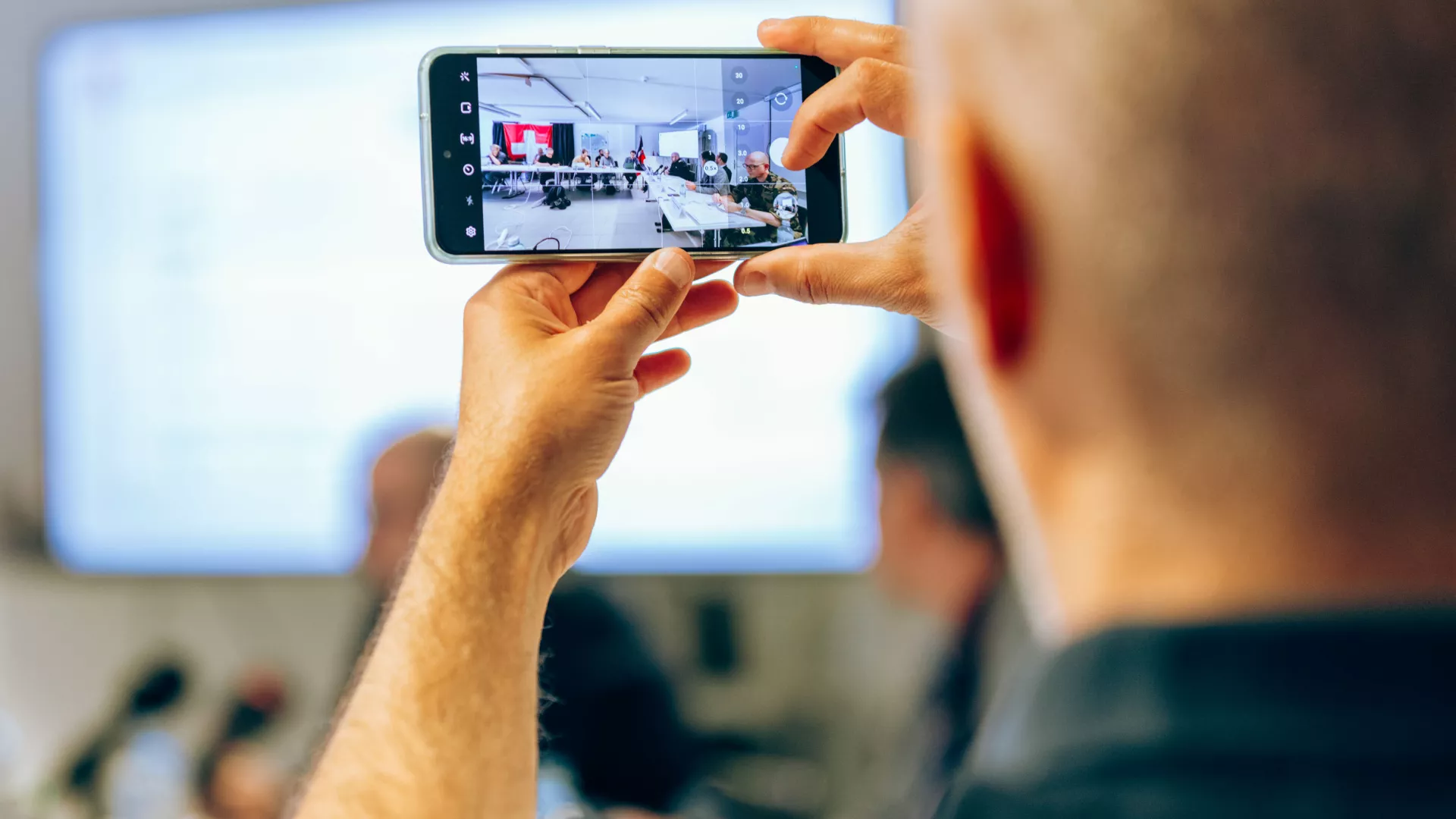un écran de mobile en conférence de presse