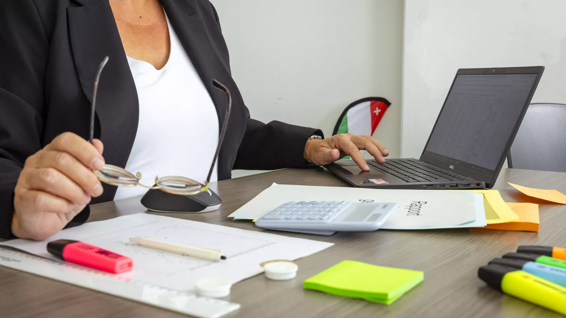 Les mains et un pc d'une collaboratrice de l'Etat de Neuchâtel