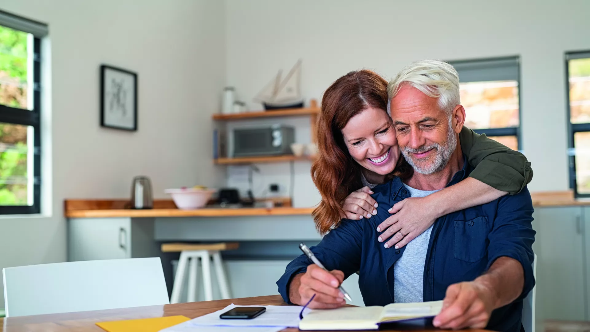 Couple de personnes heureuses de planifier un projet de rénovation