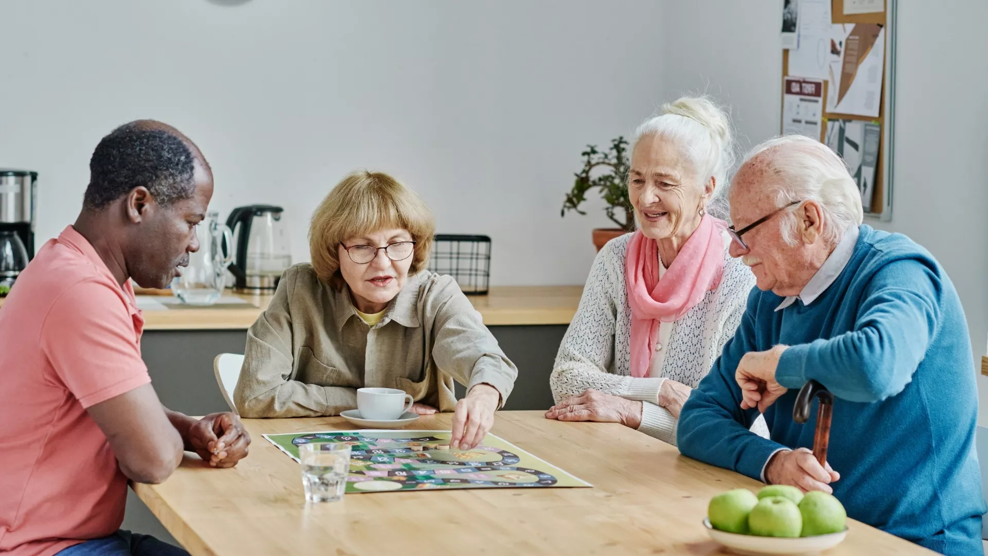 Personnes âgées jouant à un jeu de société