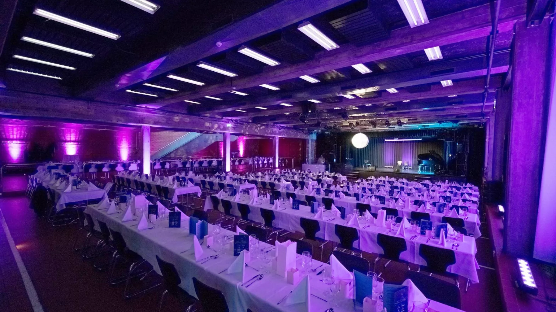 Photo de la salle de Clos-Brochet 10 en configuration banquet