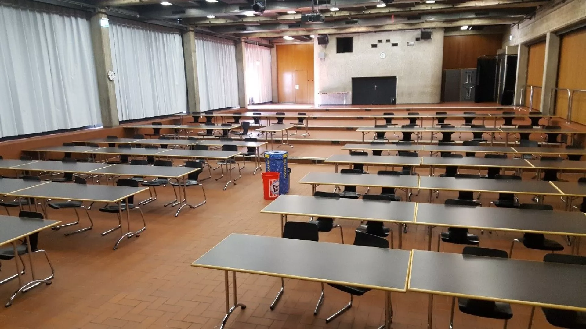 Photo de la salle de Clos-Brochet 10 en configuration cours