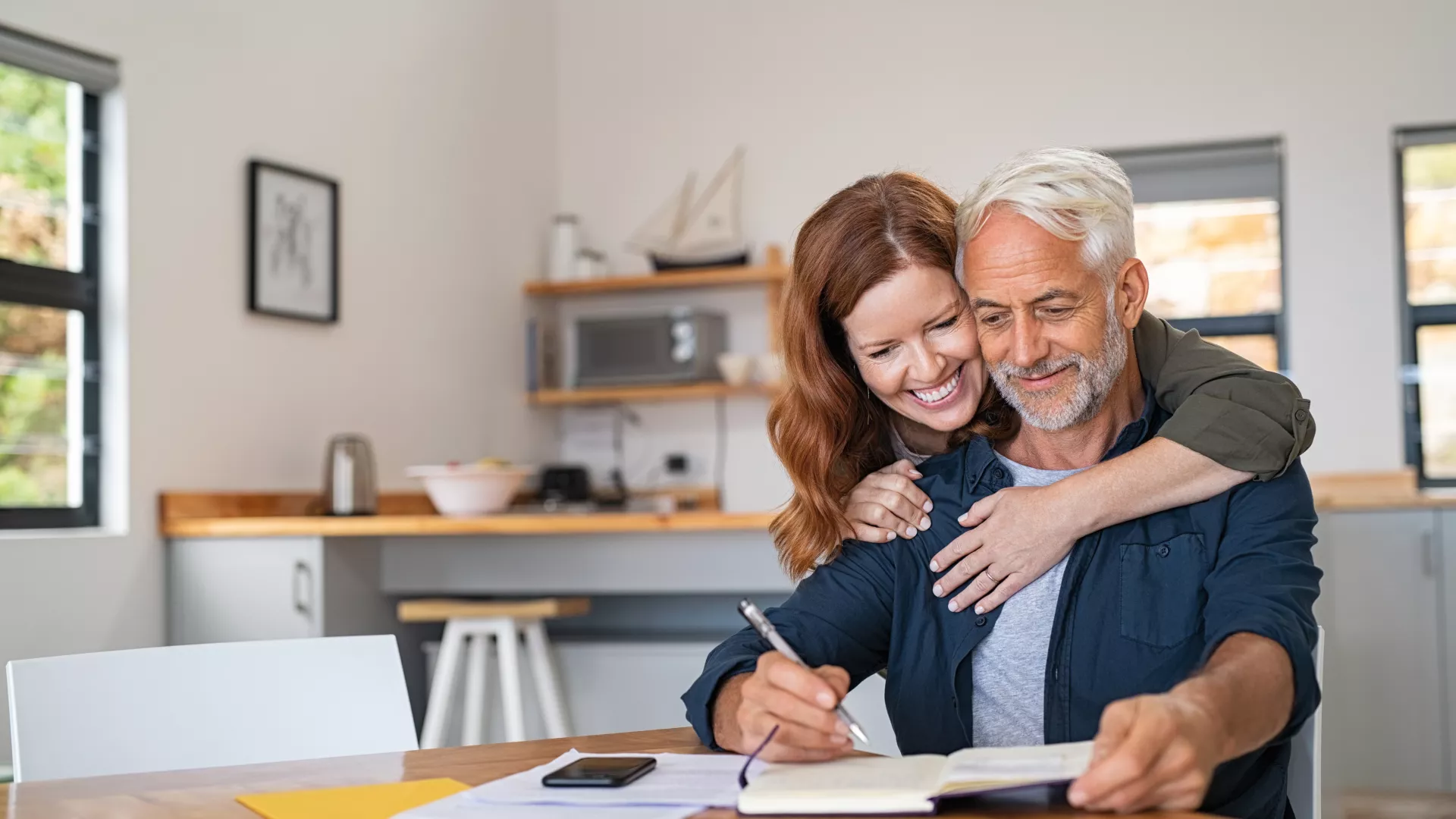 Photographie illustrant un couple satisfait d'avoir bien choisi