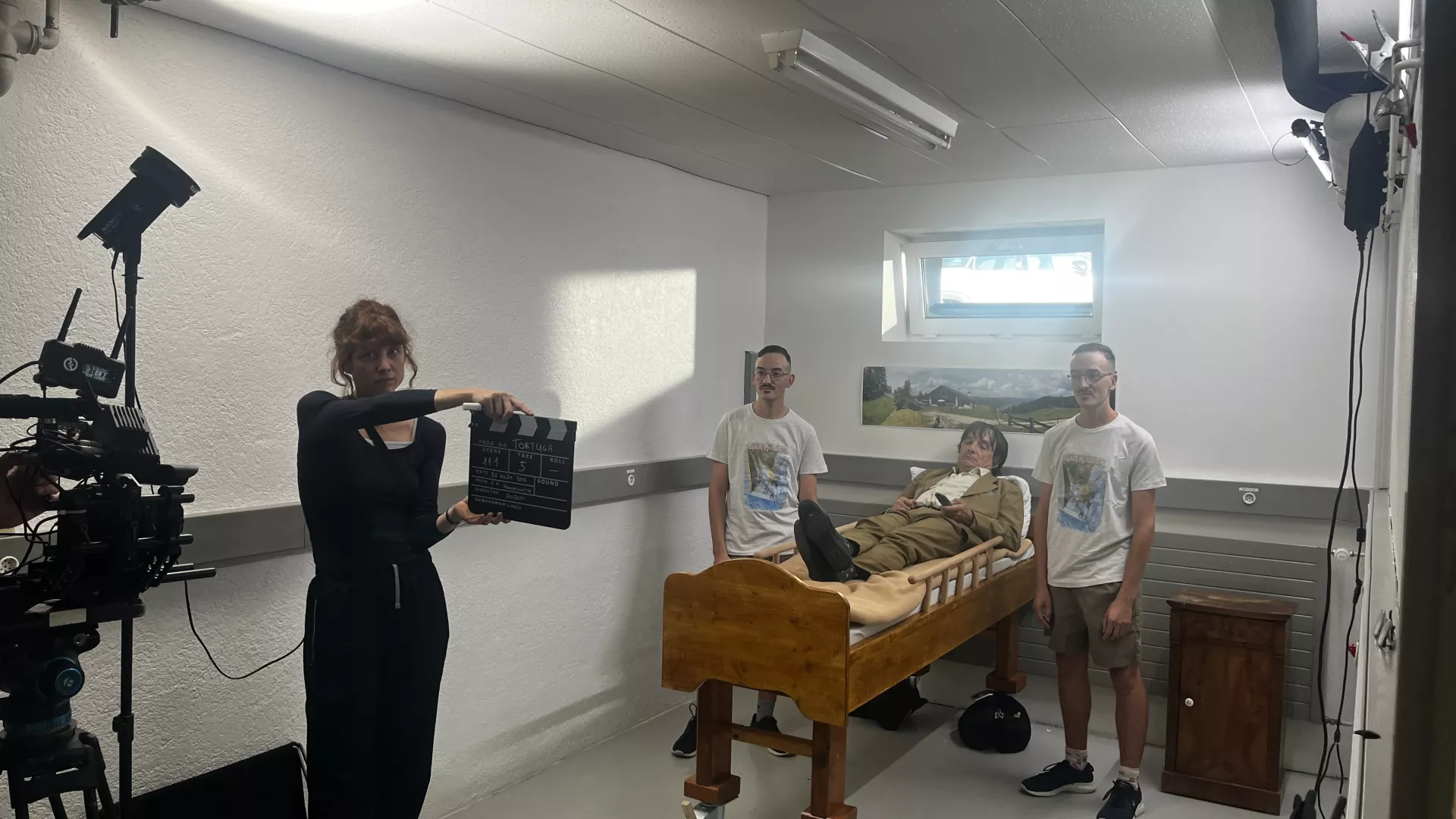 L'image montre une scène de tournage d'un film.