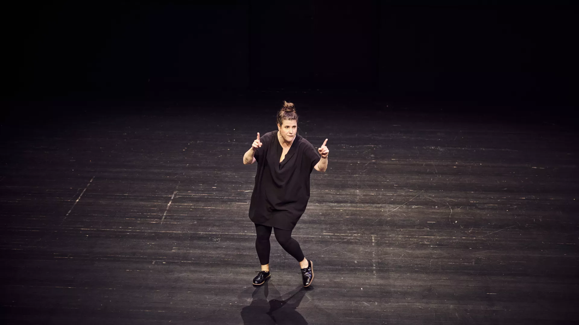 Une comédienne sur la scène.