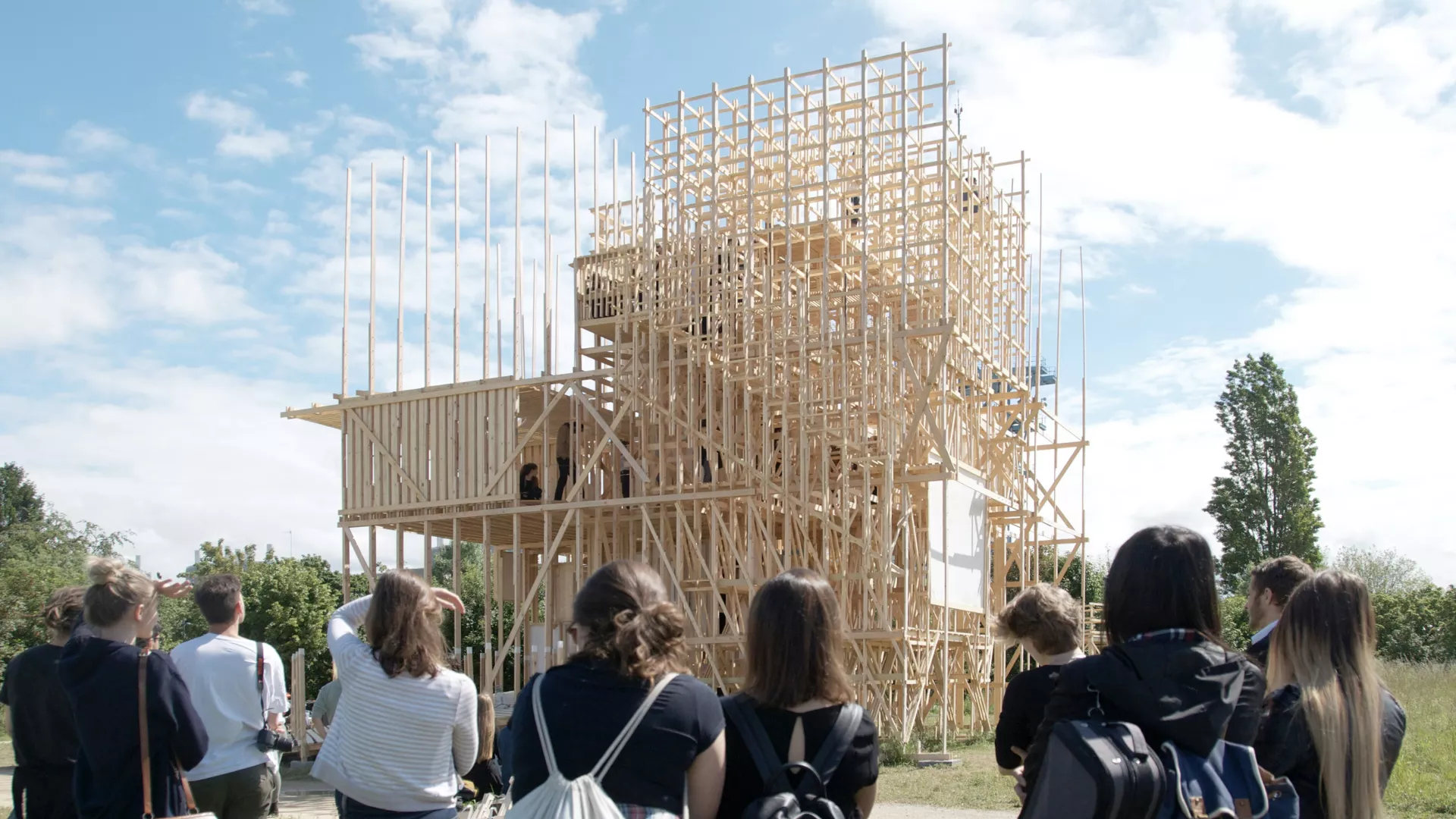 Une construction artistique en bois.