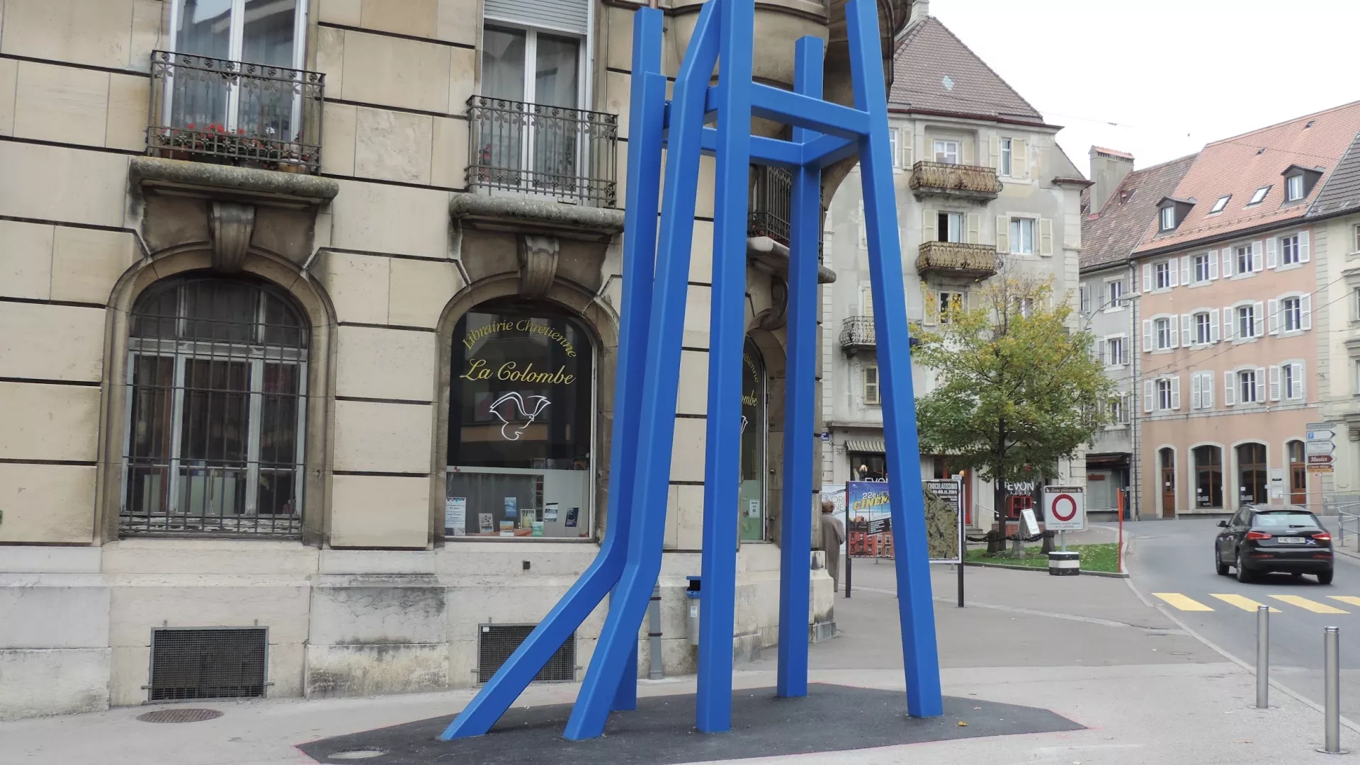 Sculpture métallique bleue dans l'espace public
