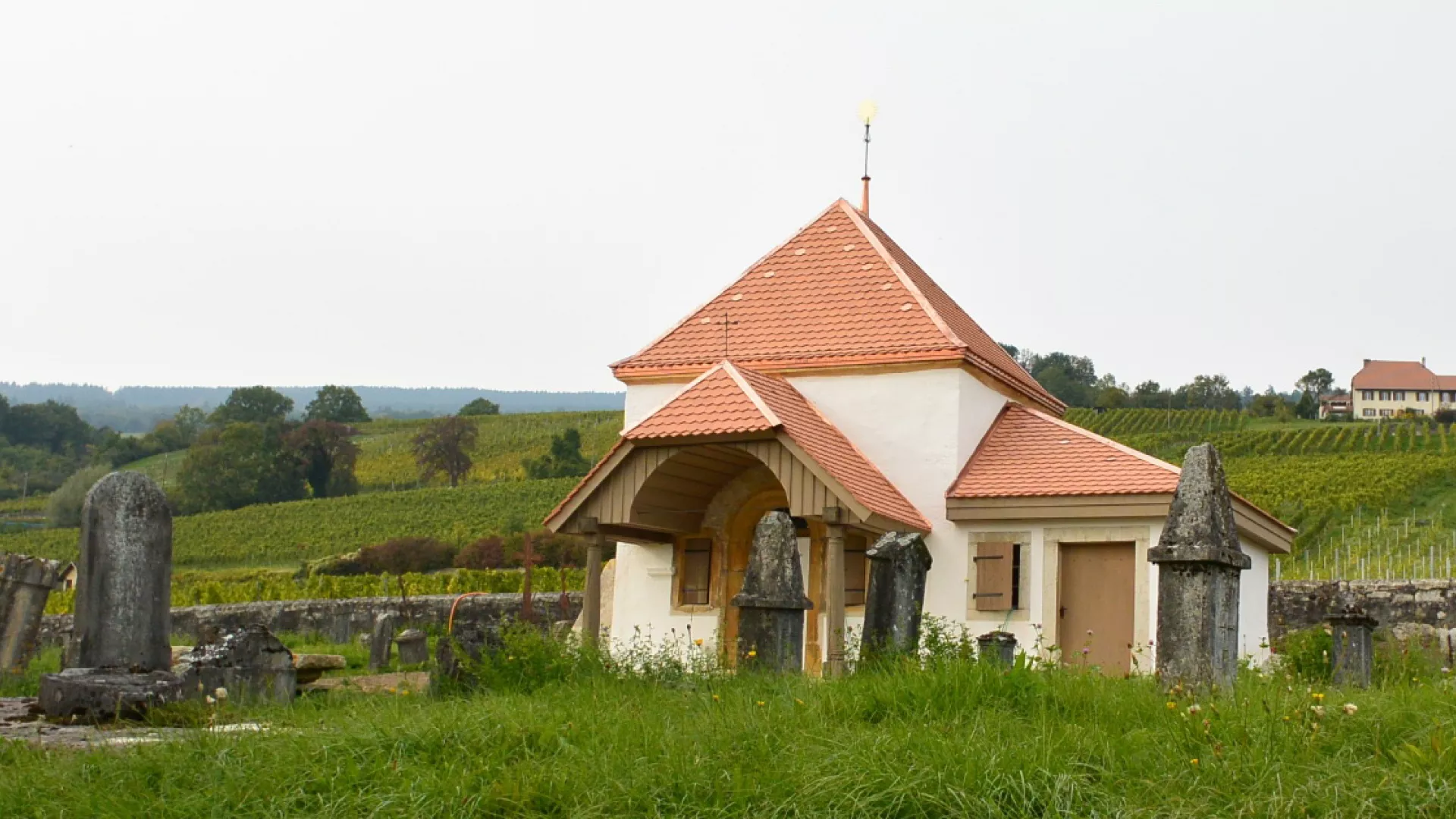Vue de la chapelle du Scapulaire dans un environnement verdoyant