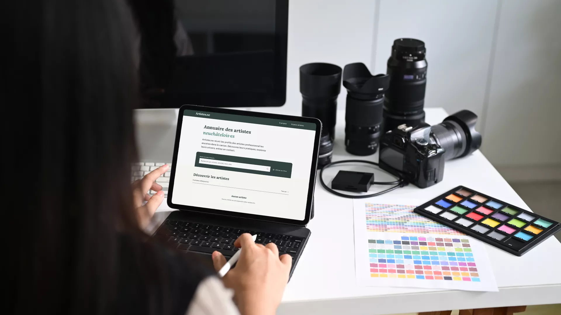 Une photographe est montrée en train de s'inscrire à l'annuaire.