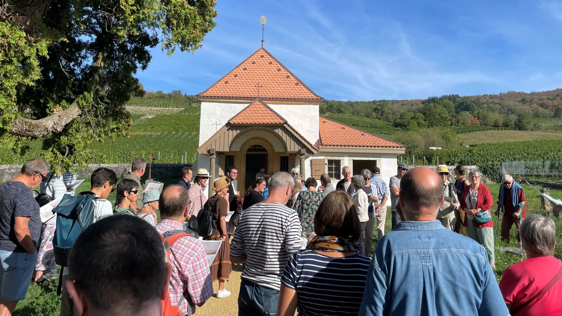 Un groupe de visiteurs JEP devant la chapelle du Scapulaire au Landeron
