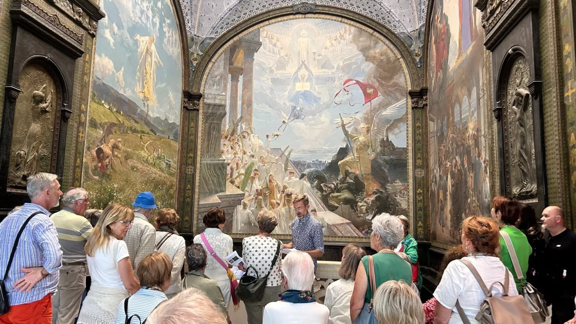 Visiteurs admirant la cage d'escalier du Musée d'art et d'histoire de Neuchâtel