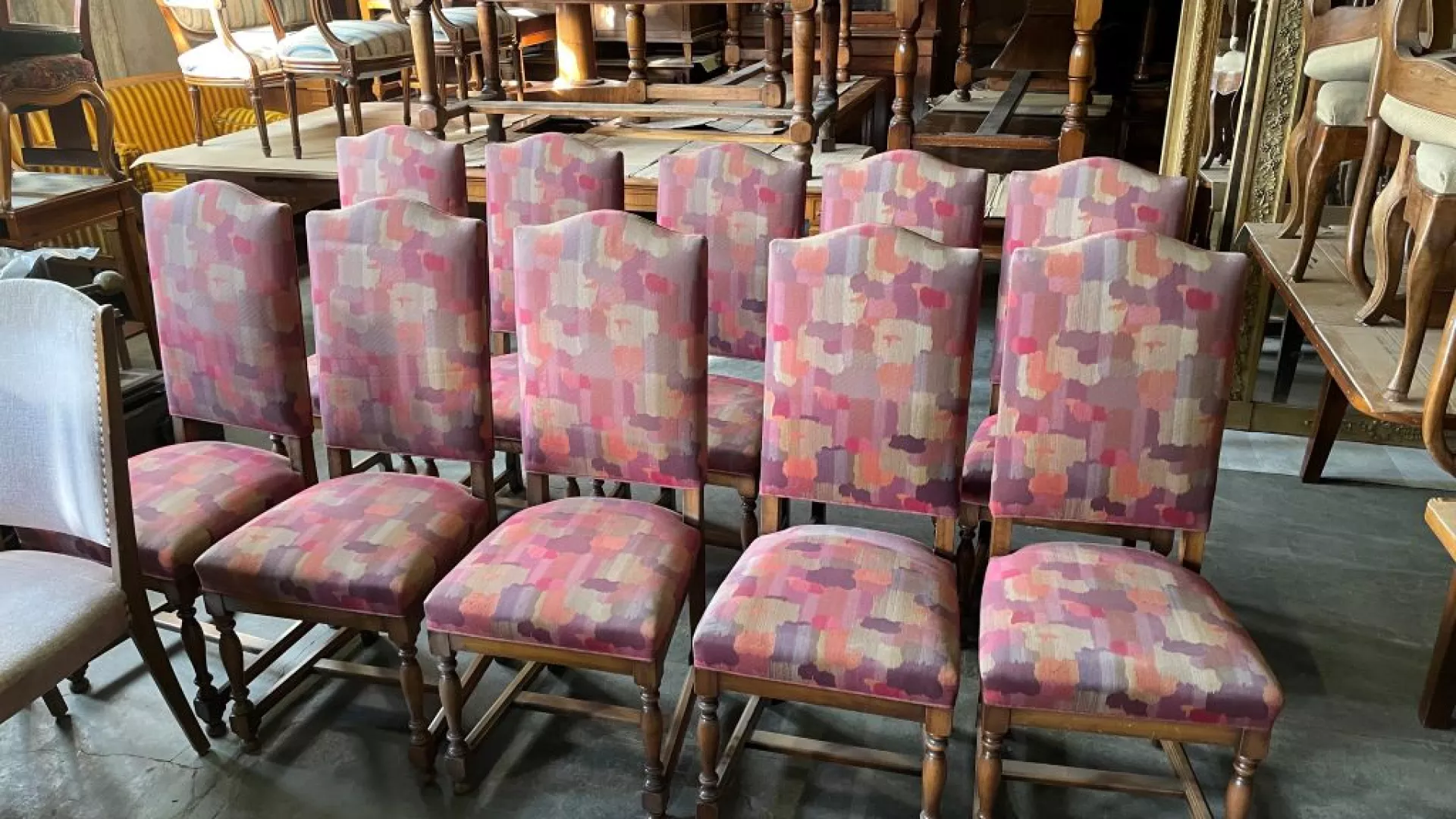 Lot de chaises mis en vente dans le cadre de la vente de meubles anciens d'octobre 2026