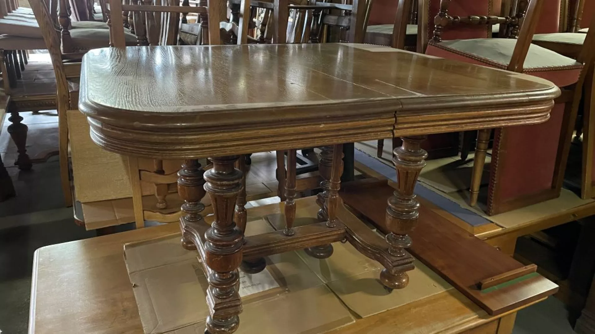 Lot de tables et de chaises à vendre dans le cadre de la vente de meubles anciens