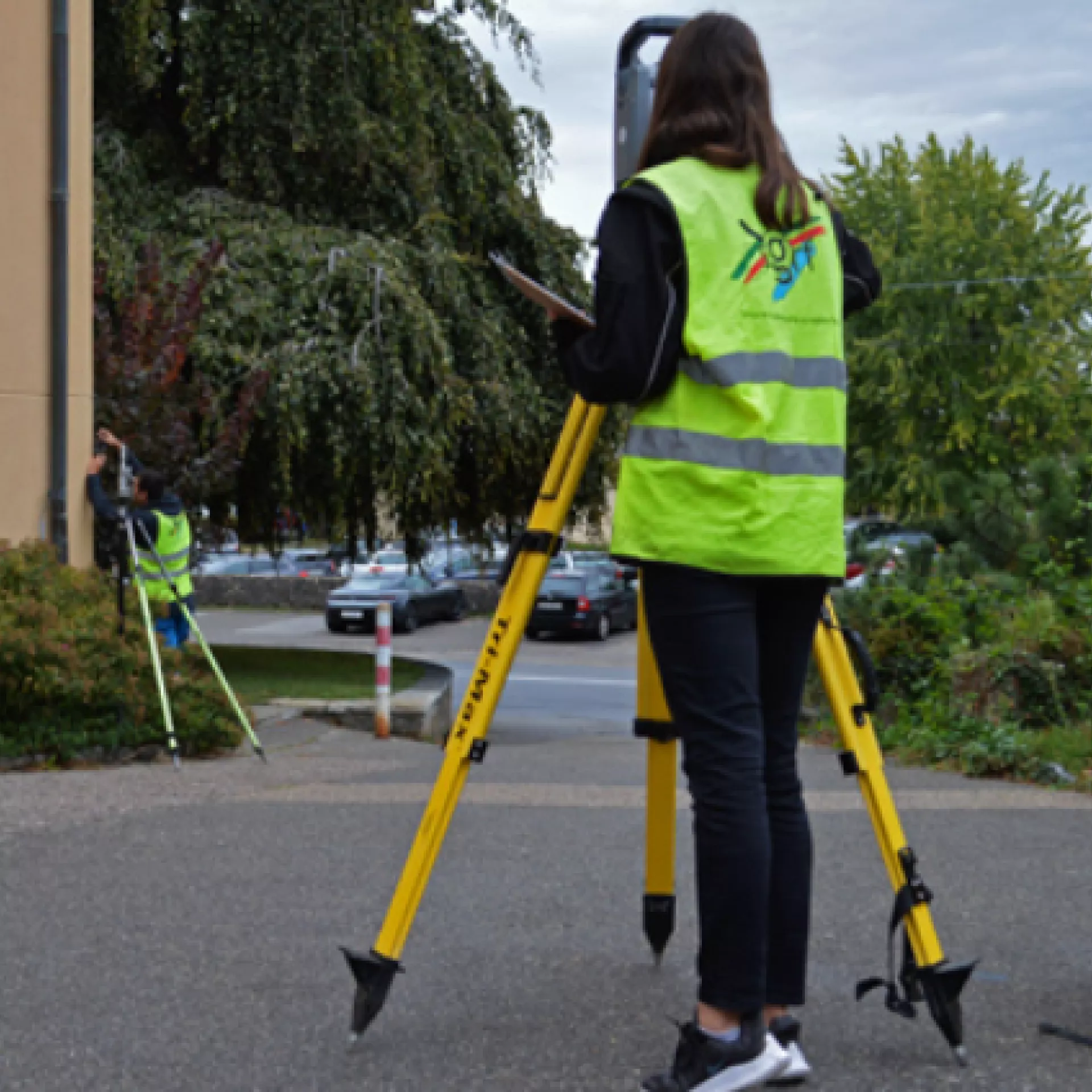 Personne debout devant un instrument de mesure