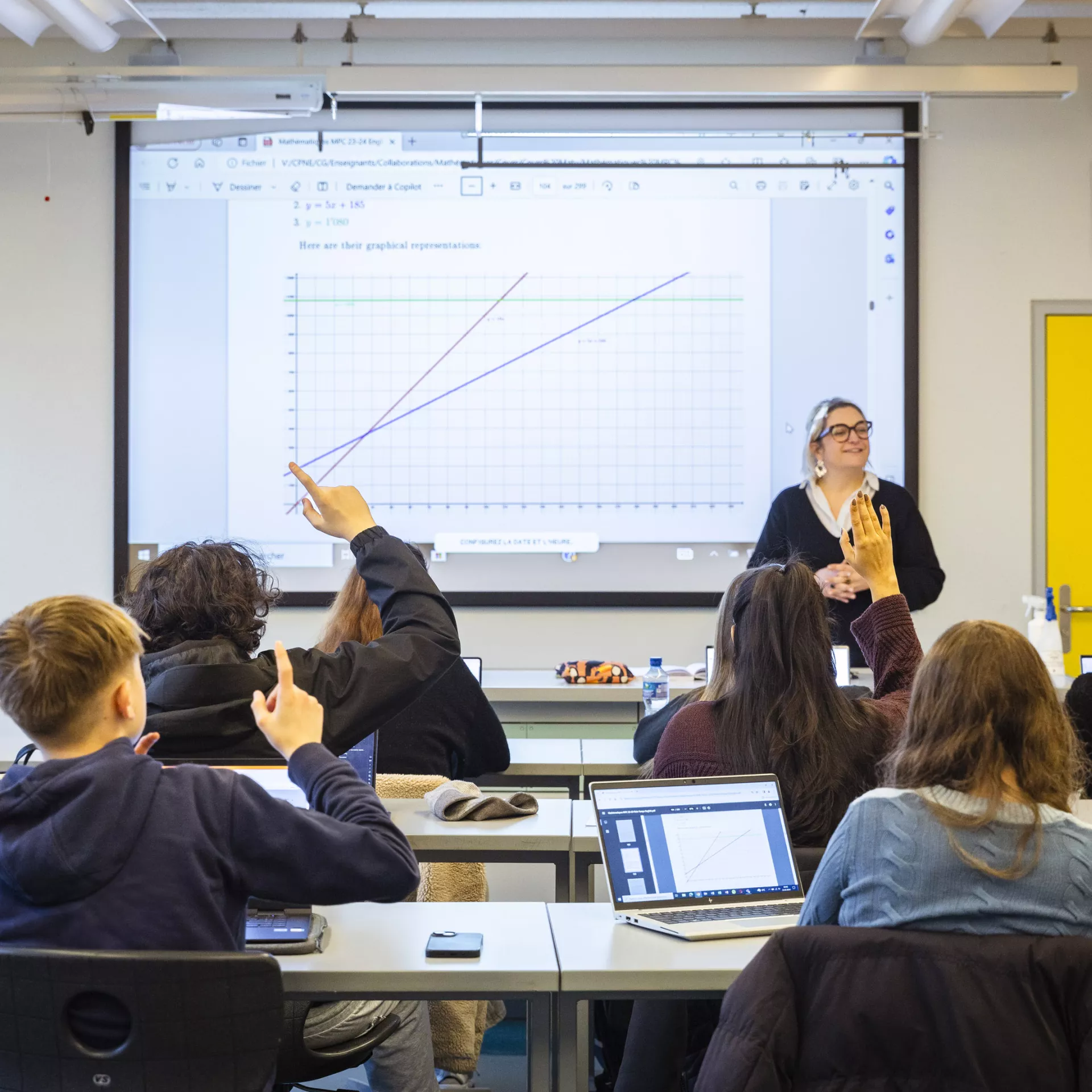 personne devant une classe