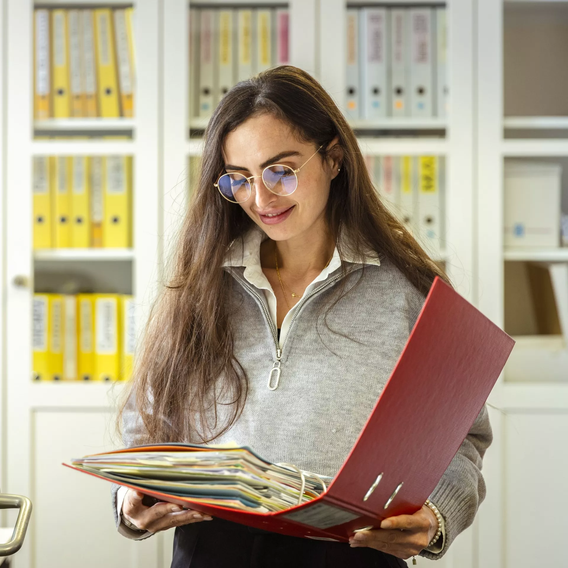 Personne qui tient un classeur